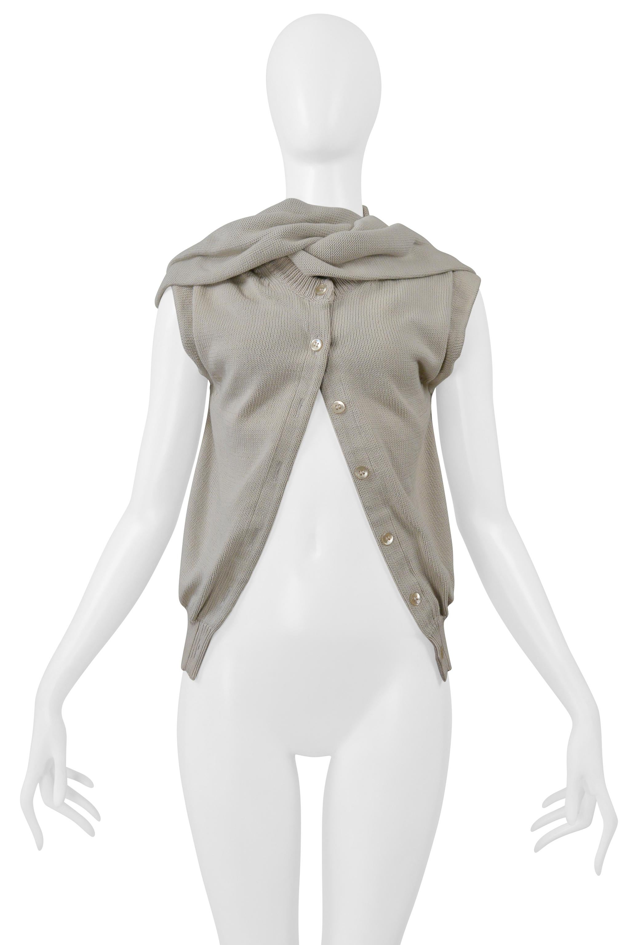 Resurrection Vintage freut sich, eine dekonstruierte graue Strickjacke von Maison Martin Margiela aus der Frühjahrskollektion 2001 präsentieren zu können. Sie hat abnehmbare Ärmel, Knöpfe vorne und ist ärmellos. 

Maison Martin Margiela
Frühjahr