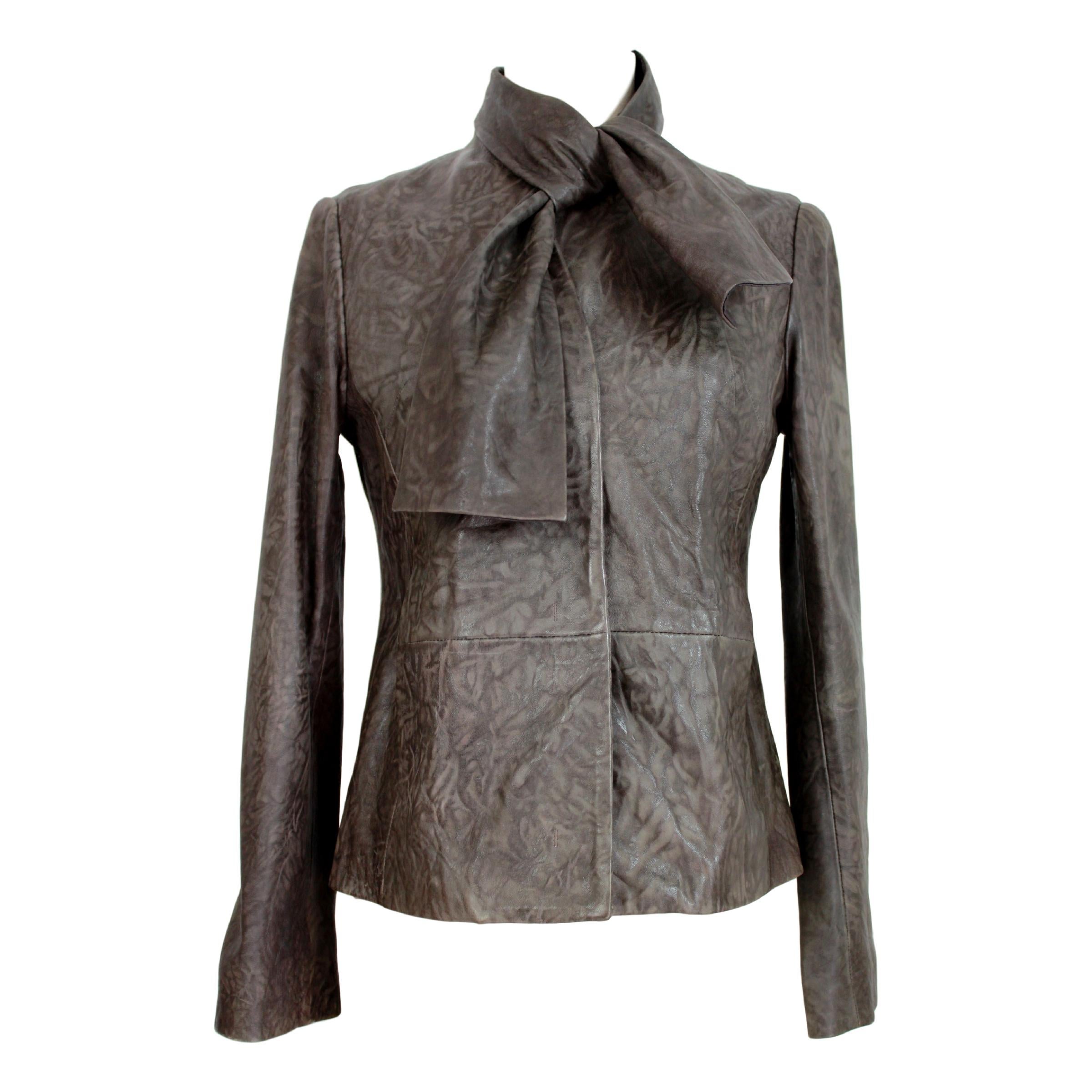Maison Martin Margiela vintage women's biker jacket. Dark gray color, 100% leather. Internally lined. Scarf collar, removable. Clip button closure. 90s. Made in India. 

Size: 40 It 6 Us 8 Uk 

Shoulder: 40 cm 
Bust / Chest: 48 cm 
Sleeve: 61
