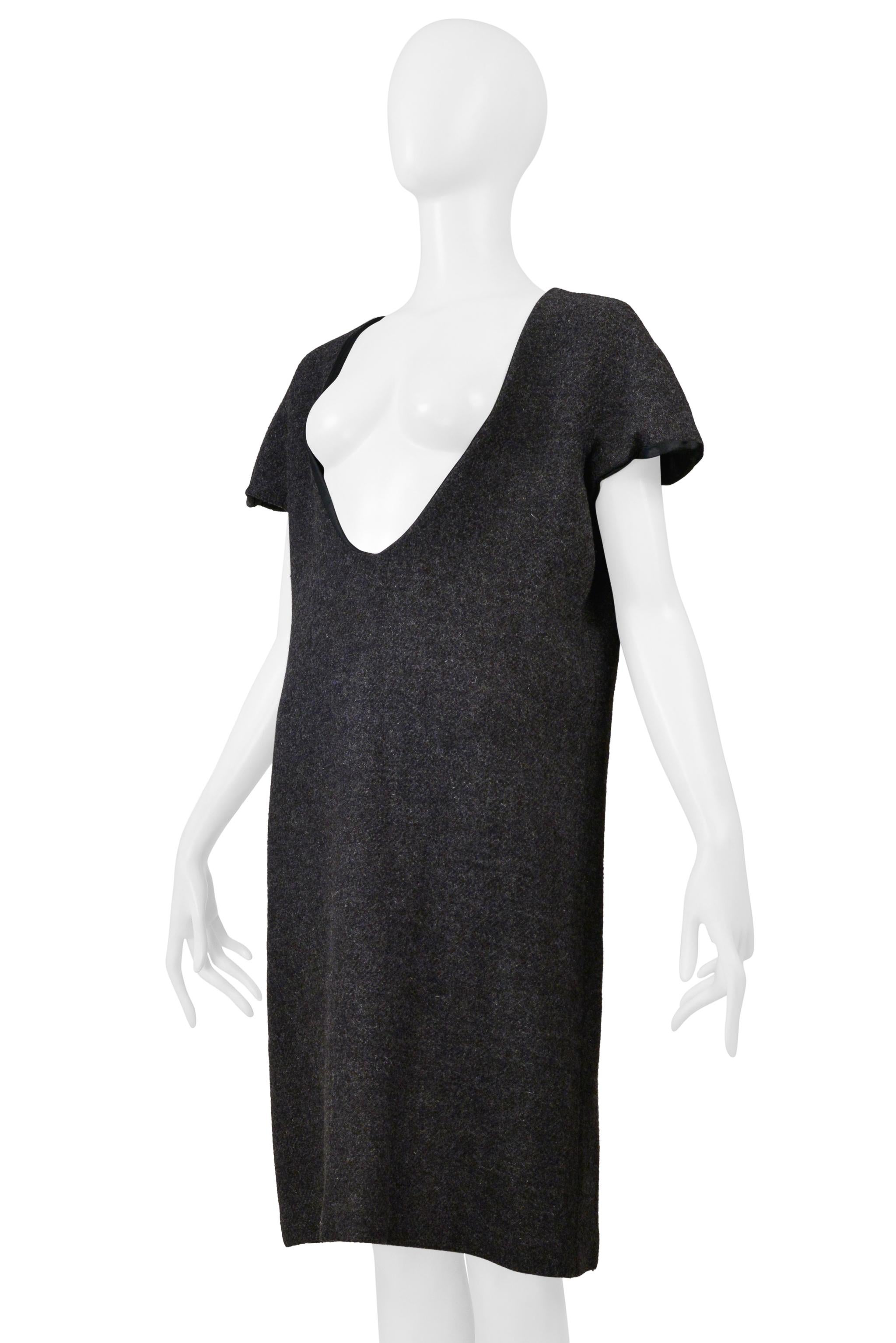 Resurrection Vintage è entusiasta di offrire un abito vintage minimalista in lana grigia di Maison Martin Margiela con ampio scollo degli anni 2000, caratterizzato da maniche corte, ampio scollo a V profondo, doppia fodera e lunghezza al