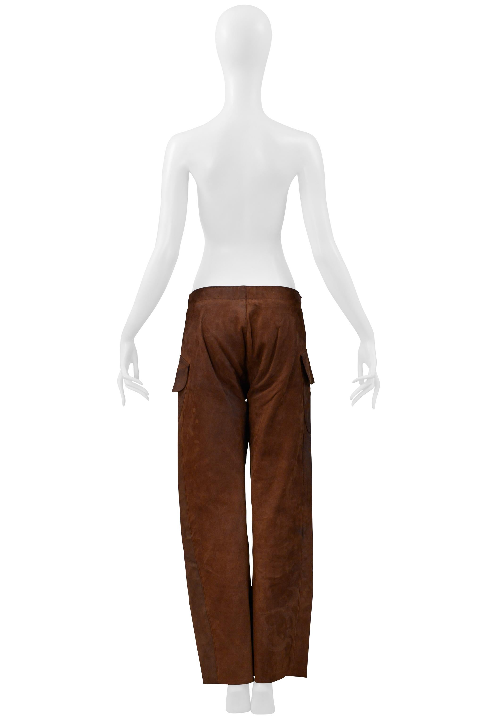 Resurrection Vintage a le plaisir de vous proposer un rare pantalon vintage de Maison Martin Martin Margiela en cuir marron graissé de la collection 2001, avec un effet vieilli, de grandes poches arrondies, et une coupe droite et