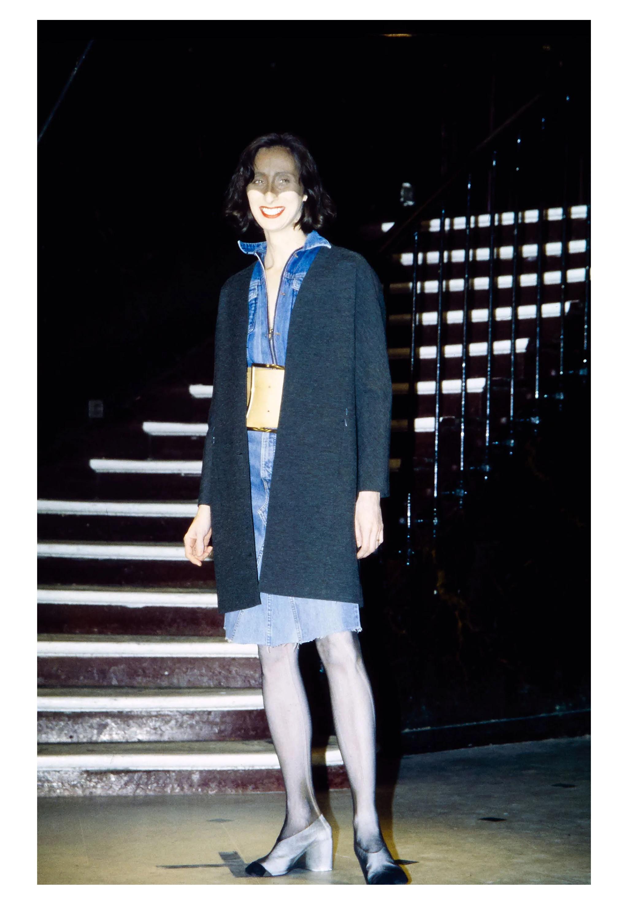 Resurrection Vintage a le plaisir de vous proposer un rare manteau en mohair gris de Maison Martin Margiela avec des fermetures éclair verticales et une ceinture obi en cuir de la Collection S. Ce manteau comporte des fentes d'aération latérales,