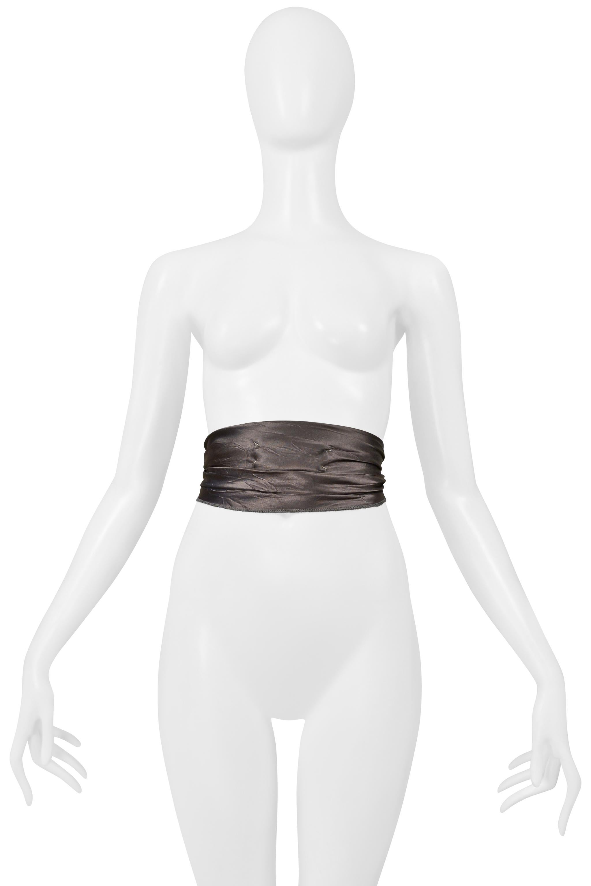 Maison Martin Margiela Jabot aus grauem Satin mit schwarzer Samtschleife (Schwarz) im Angebot