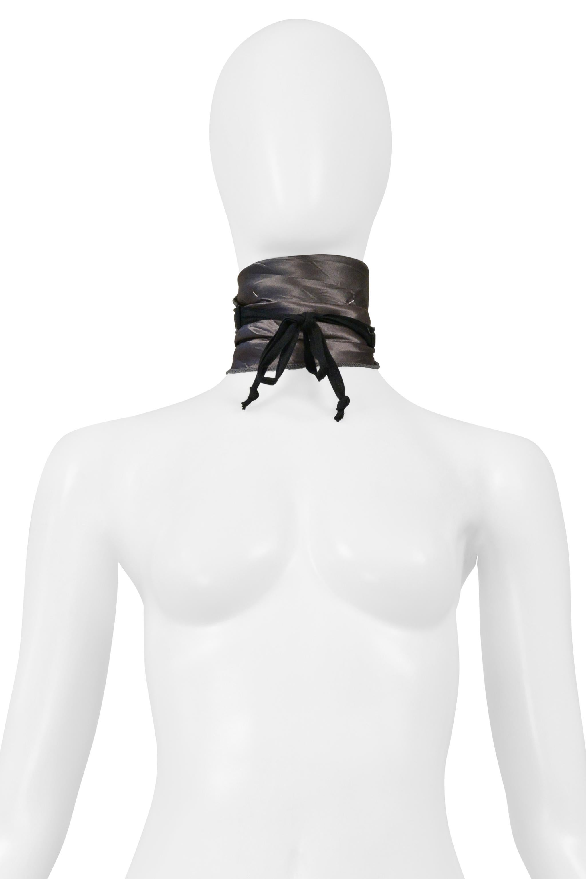 Maison Martin Margiela Jabot aus grauem Satin mit schwarzer Samtschleife im Zustand „Hervorragend“ im Angebot in Los Angeles, CA