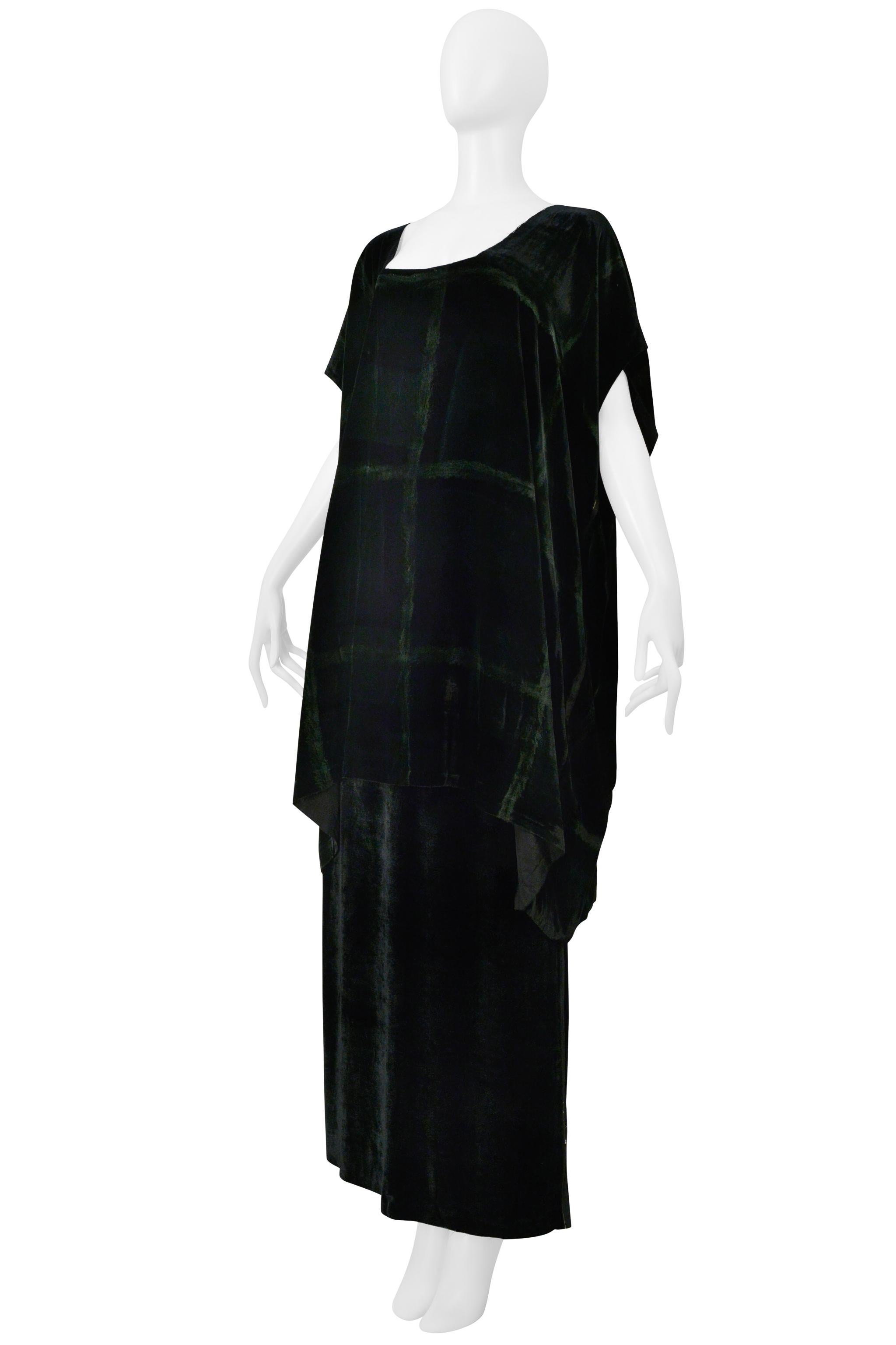 Resurrection Vintage se complace en ofrecer un conjunto vintage de top y falda de terciopelo pintado a mano de la colección 2000 de Maison Martin Margiela. El top es de gran tamaño, con mangas fluidas, hombros relajados y escote abierto. La falda
