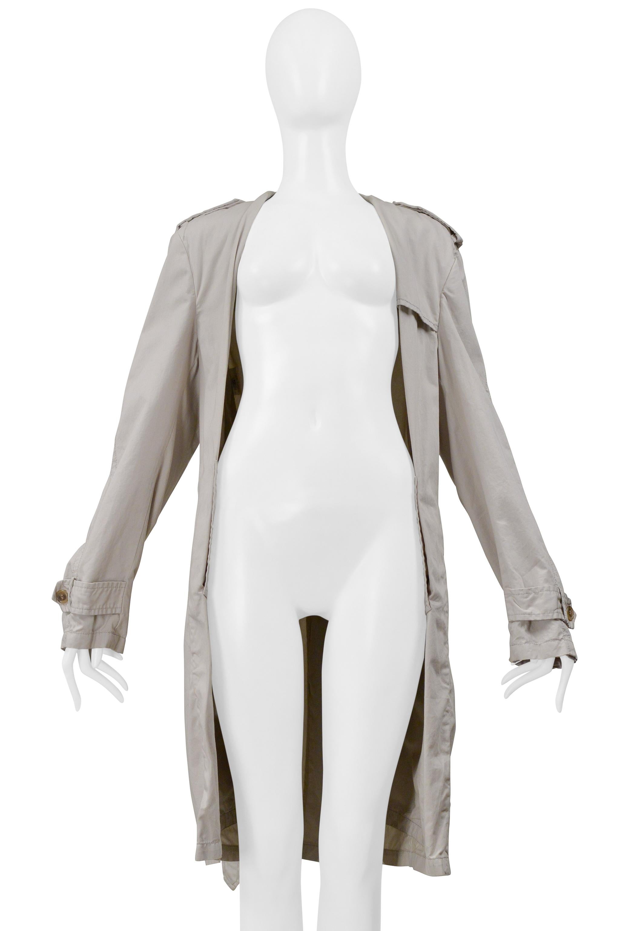 Resurrection Vintage est heureux de présenter un trench vintage déconstruit de Maison Martin Margiela en coton doux kaki avec des revers cachés, présentant des détails classiques de trench et une ceinture, des revers et des pattes de boutonnage
