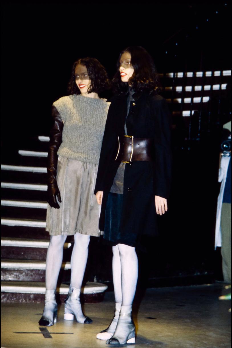 - Collezione autunno/inverno 1997 di Martin Margiela in passerella

- Venduto da Mae Vintage London 

- Top a maglia composto da 4 sezioni unite a croce sul davanti e sul retro Oggetto da collezione in condizioni non indossate.

- Condizioni