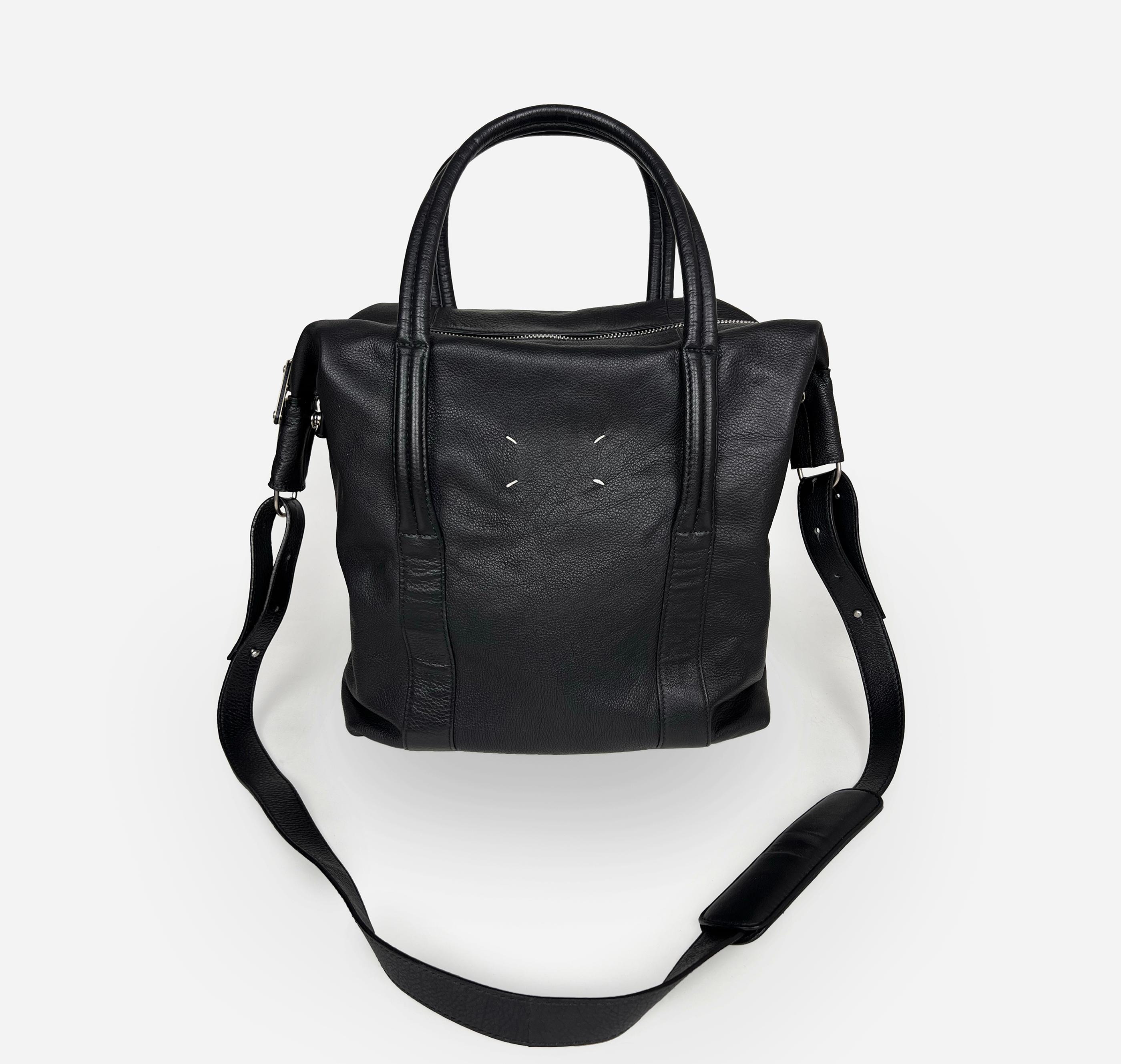 Maison Martin Margiela
Reisetasche aus Leder mit Schulterriemen

 

Zeile 11
Einheitsgröße
Unisex-Passform
in Italien hergestellt
Farbe: schwarz
abnehmbarer Schultergurt
strukturiertes Leder
Zustand: leicht gebraucht

 

Zusammensetzung: 100%