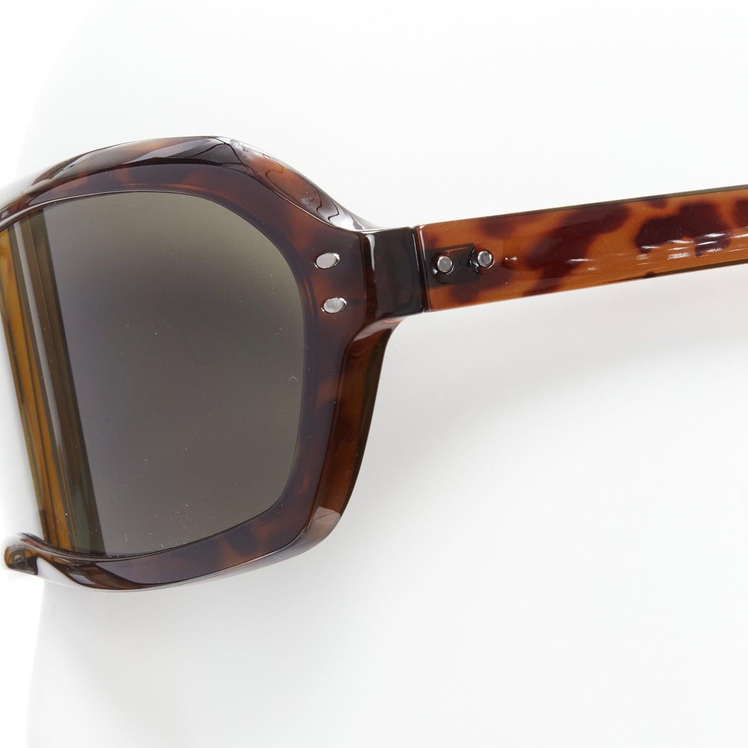 MAISON MARTIN MARGIELA MA3 Incognito brown tortoise shield sunglasses
Reference: TGAS/D00641
Brand: Maison Margiela
Designer: Martin Margiela
Model: Incognito
Material: Plastic, Acetate
Color: Brown, Black
Pattern: Solid
Lining: Brown
Made in: