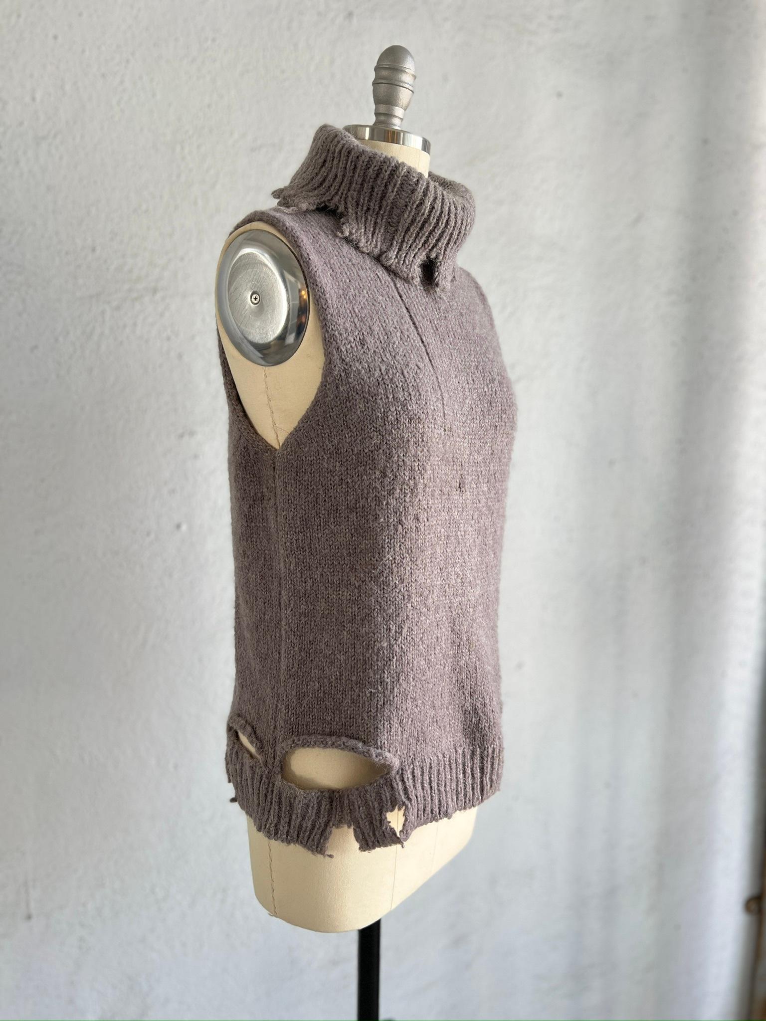Resurrection Vintage a le plaisir de vous proposer un pull vintage en mauve déconstruit ou 