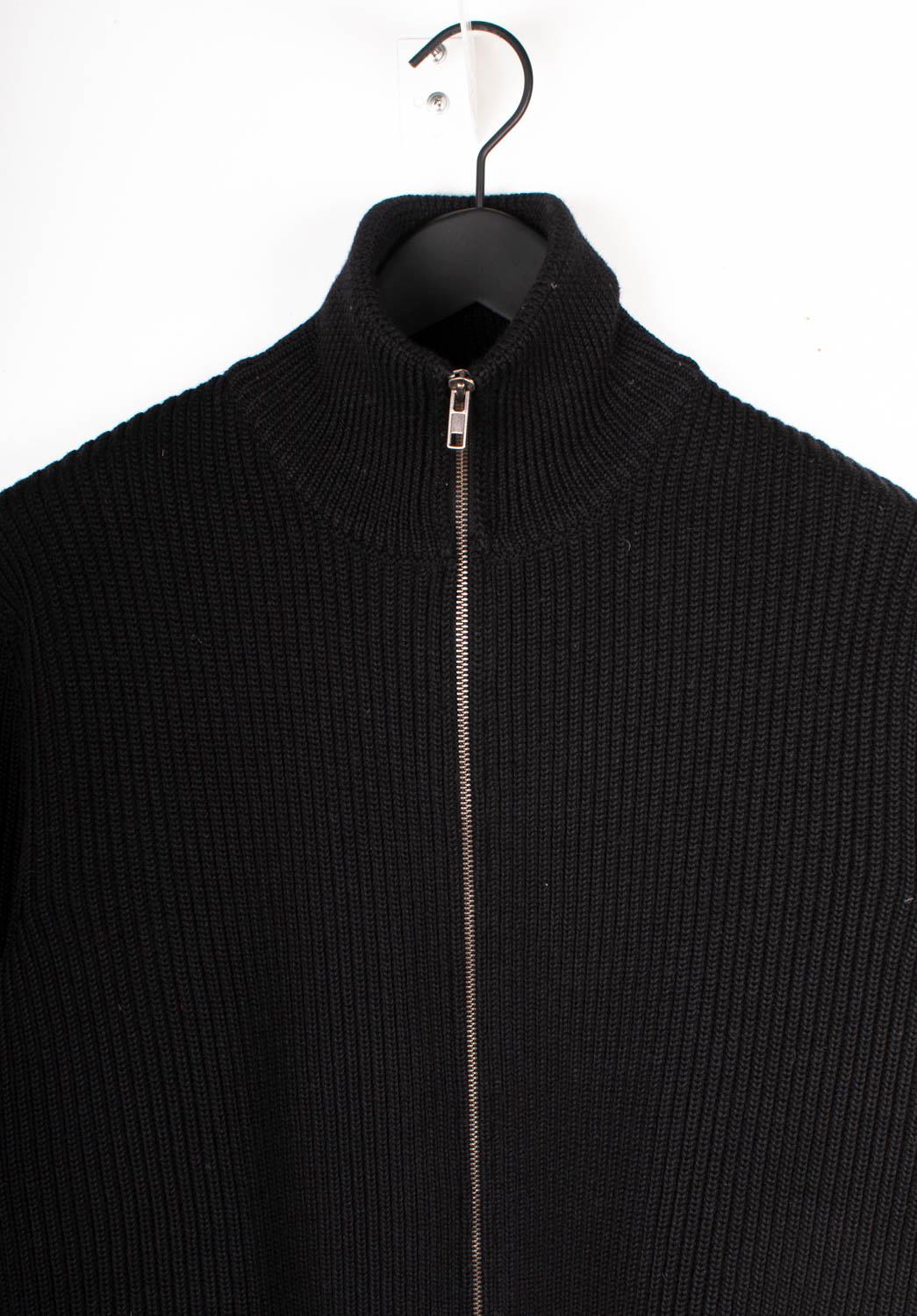Consultez mes autres annonces. A beaucoup d'autres vêtements de marque à vendre. Ouvert à toutes les offres.
L'article mis en vente est 100% authentique Maison Martin Martine Trucker Men Sweater, très lourd comme une veste, ASH0
Couleur : noir
(La