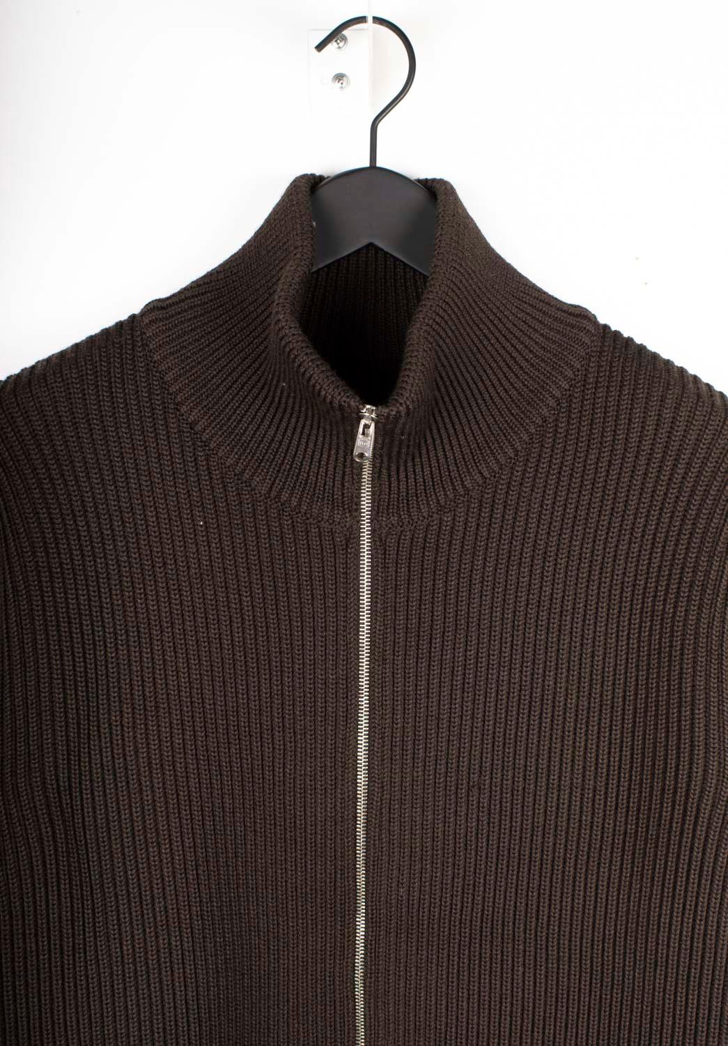 Consultez mes autres annonces. A beaucoup d'autres vêtements de marque à vendre. Ouvert à toutes les offres.
L'article mis en vente est 100% authentique Martin Margiela Trucker Men Sweater, ASH0
Couleur : marron
(La couleur réelle peut varier