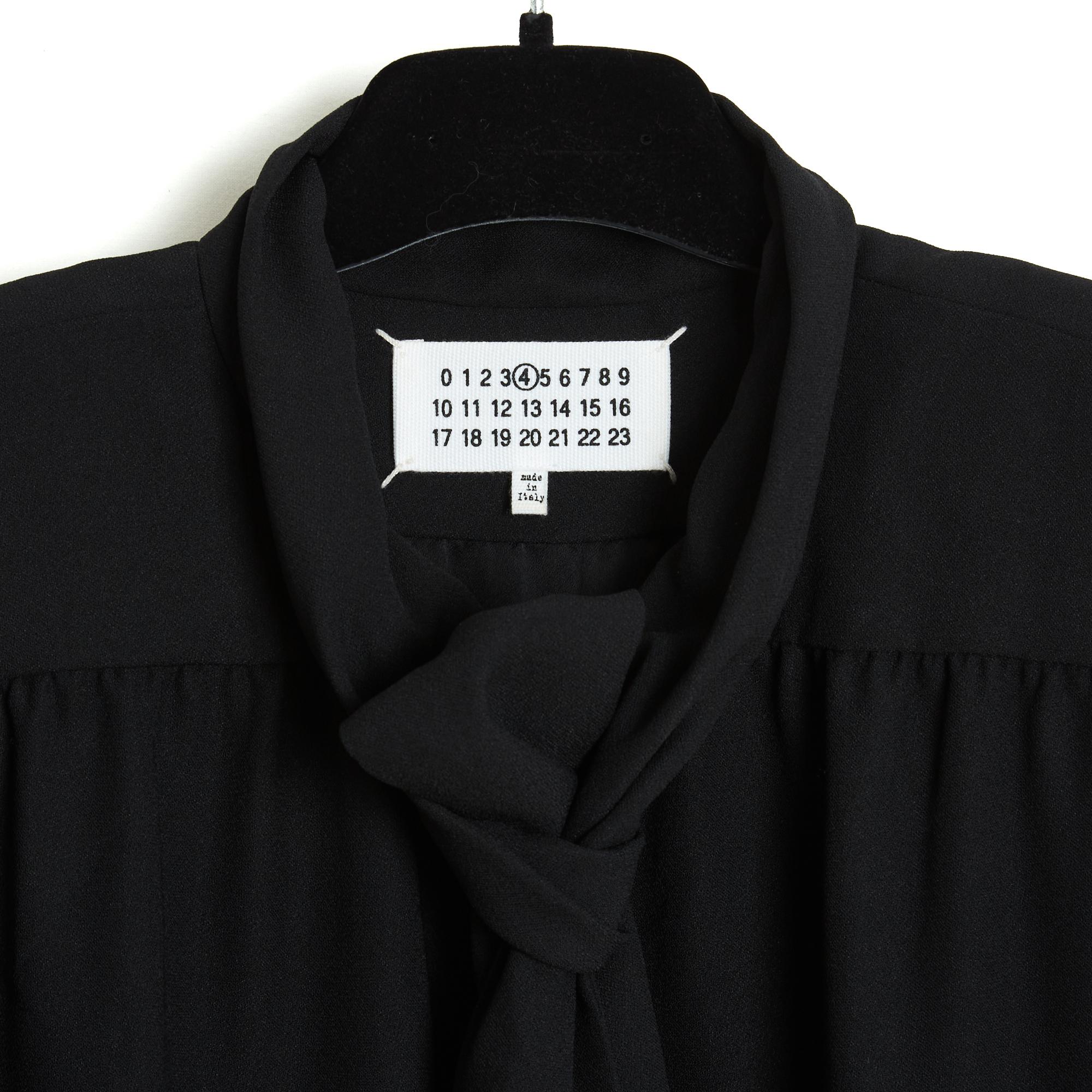 Robe Maison Martin Margiela ligne 4 de la collection AW2018 de John Galliano en crêpe de polyester noir, coupe légèrement évasée, encolure ronde avec nœud papillon à nouer, fronces sous les épaules, à la poitrine, dans le dos et sur le haut des