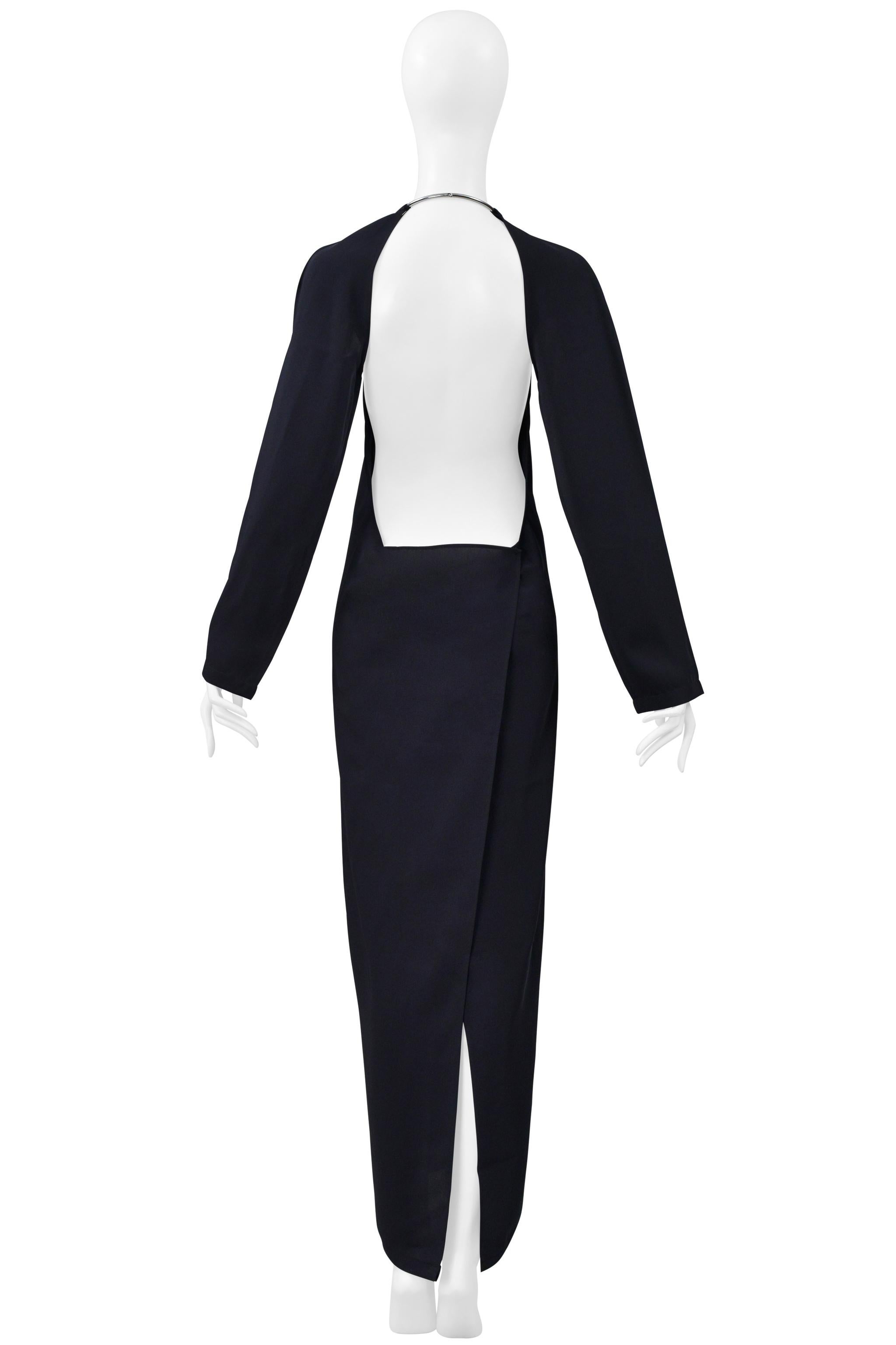 Resurrection Vintage a le plaisir de vous présenter une robe vintage en laine légère de Maison Martin Martine avec un col en métal chromé, des manches découpées, une jupe enveloppante qui se ferme dans le dos, et un dos apparent. 

Maison Martin