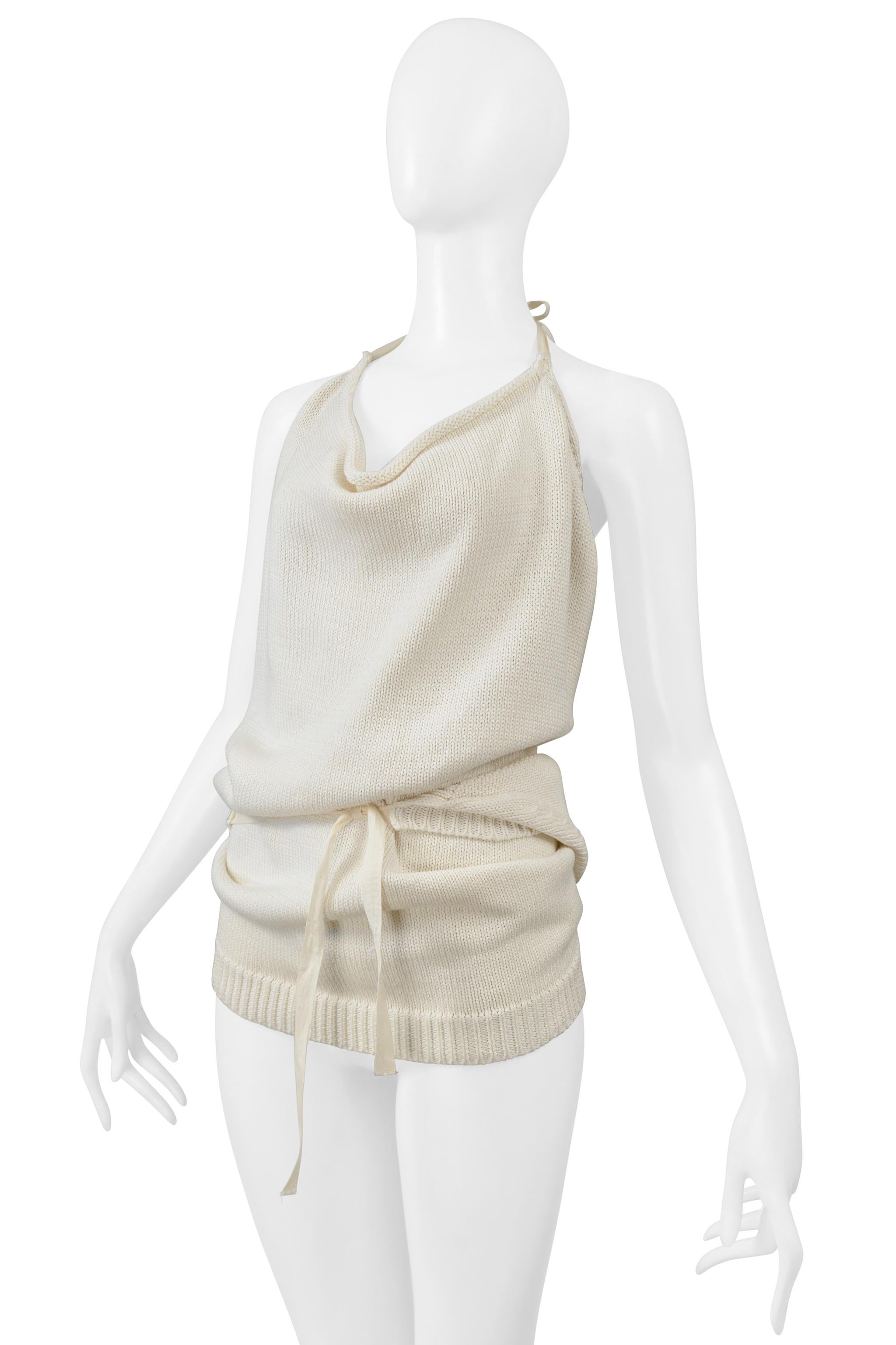 Resurrection Vintage è lieta di offrire un top vintage Maison Martin Margiela in maglia bianco sporco della collezione anni 2000 prodotto da Miss Deanna, caratterizzato da una schiena completamente aperta, lacci di corda vicino all'orlo e alla