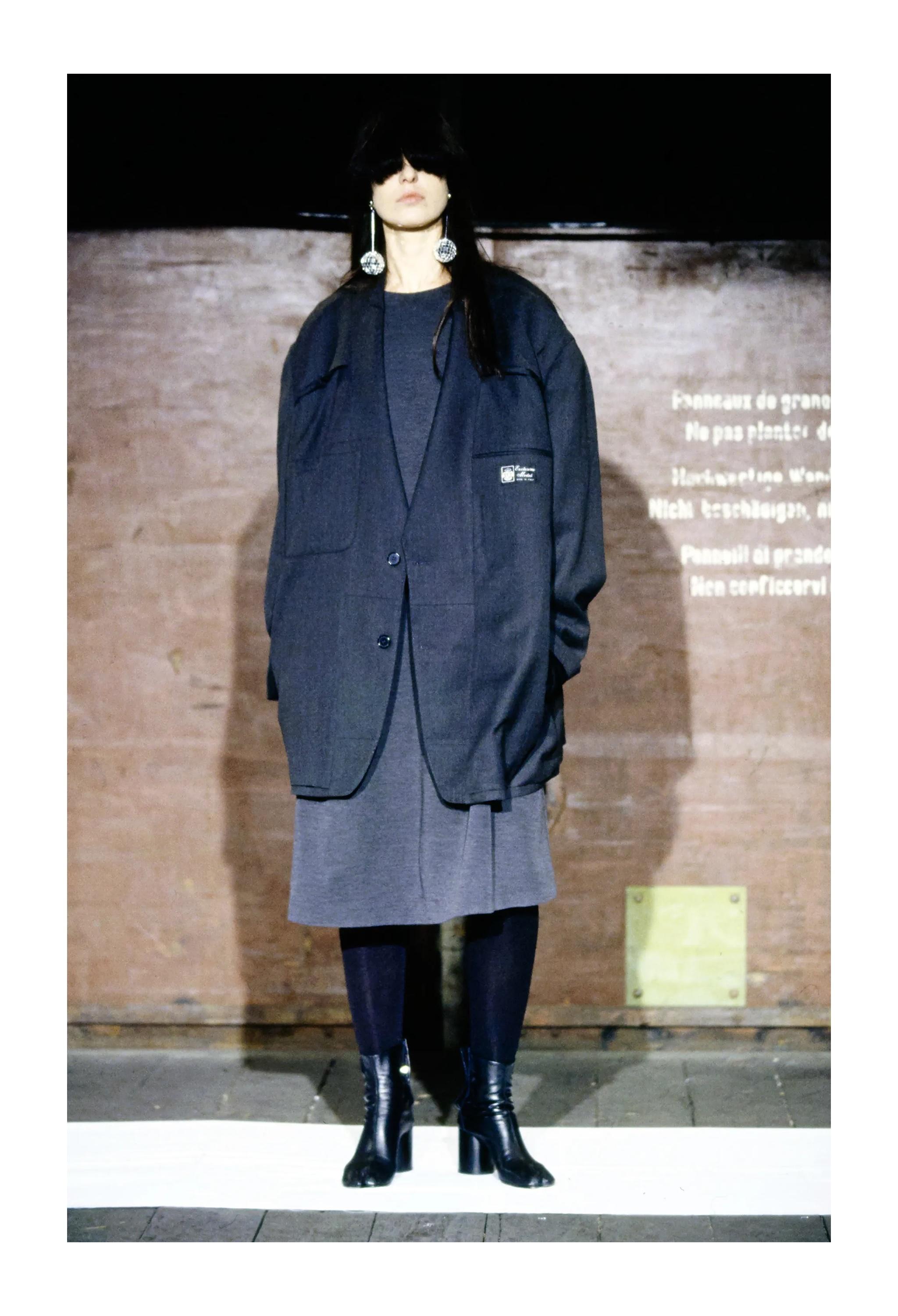 Resurrection Vintage a le plaisir de vous proposer une veste de tailleur bleu gris de Maison Martin Margiela, rare et unique, de la collection 