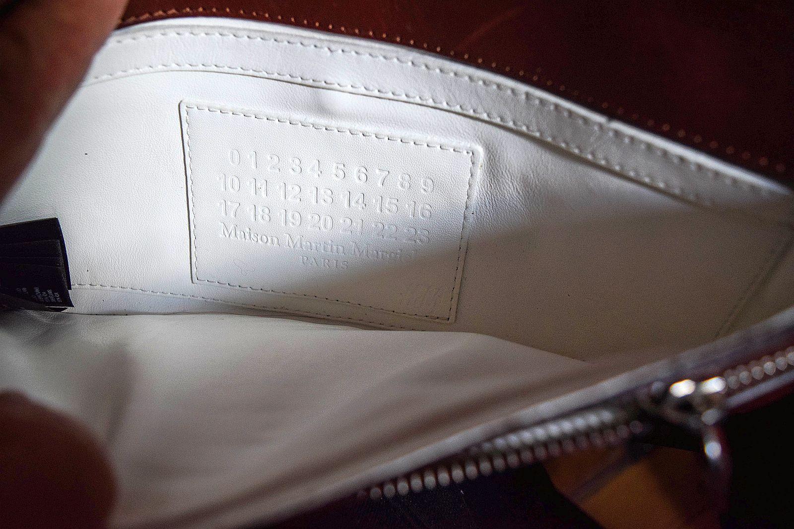 Maison Martin Margiela Parigi  Borsa nera in pelle con guanti.
Nuovo senza etichetta, ma viene fornito con la borsa di protezione originale in tessuto.
Re edizione Frizione a guanto
stagione autunno inverno 2007 /2008
Spedizione gratuita con