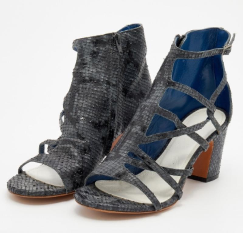 Maison Martin Margiela, pelle goffrata in pitone, stivaletti a punta aperta taglia 40 In condizioni buone in vendita a Dubai, Al Qouz 2
