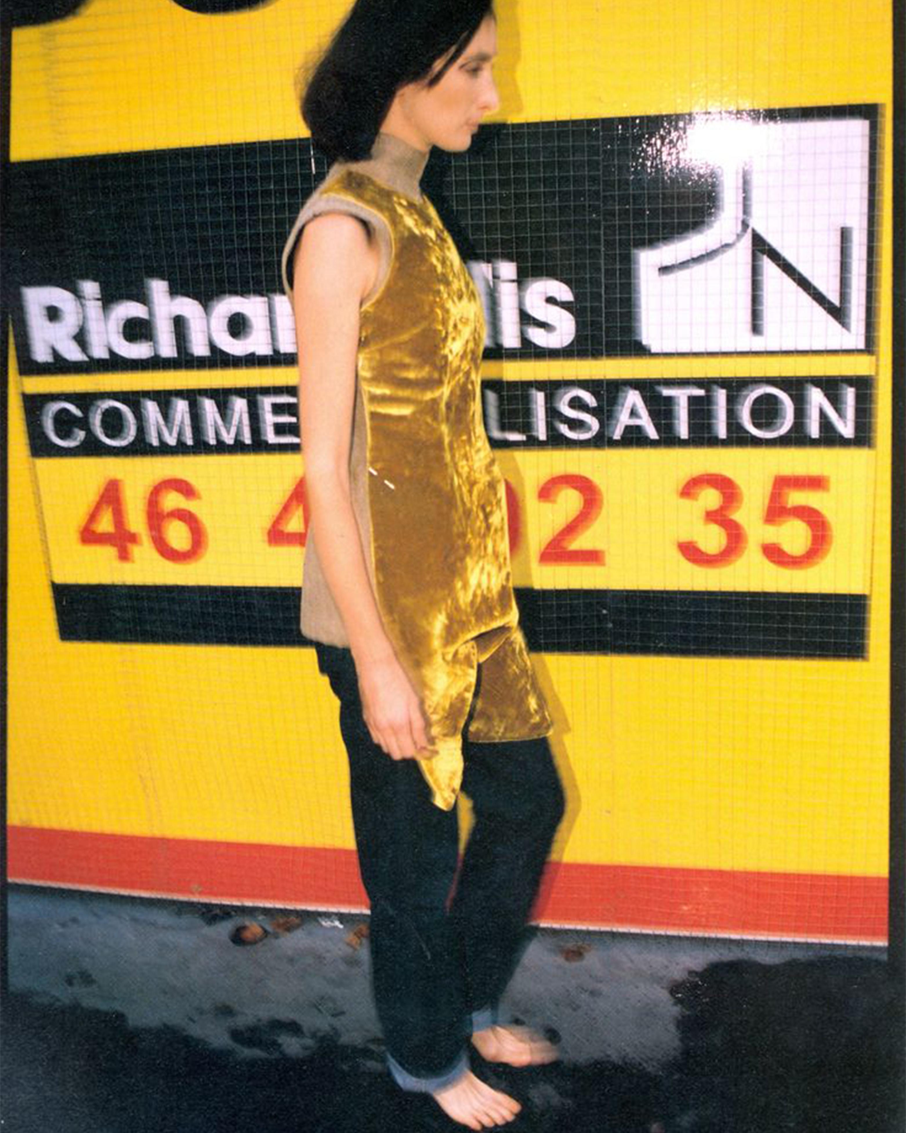 - Maison Martin Margiela golden yellow velvet halter neck backless breastplate
- Sold by Skof.Archive 
- Designed by Martin Margiela
- Semi-Couture Spring-Summer 1997 
- Crushed velvet front 
- Snap buttons 
- Materials: 46% Viscose 32% Acetate 22%