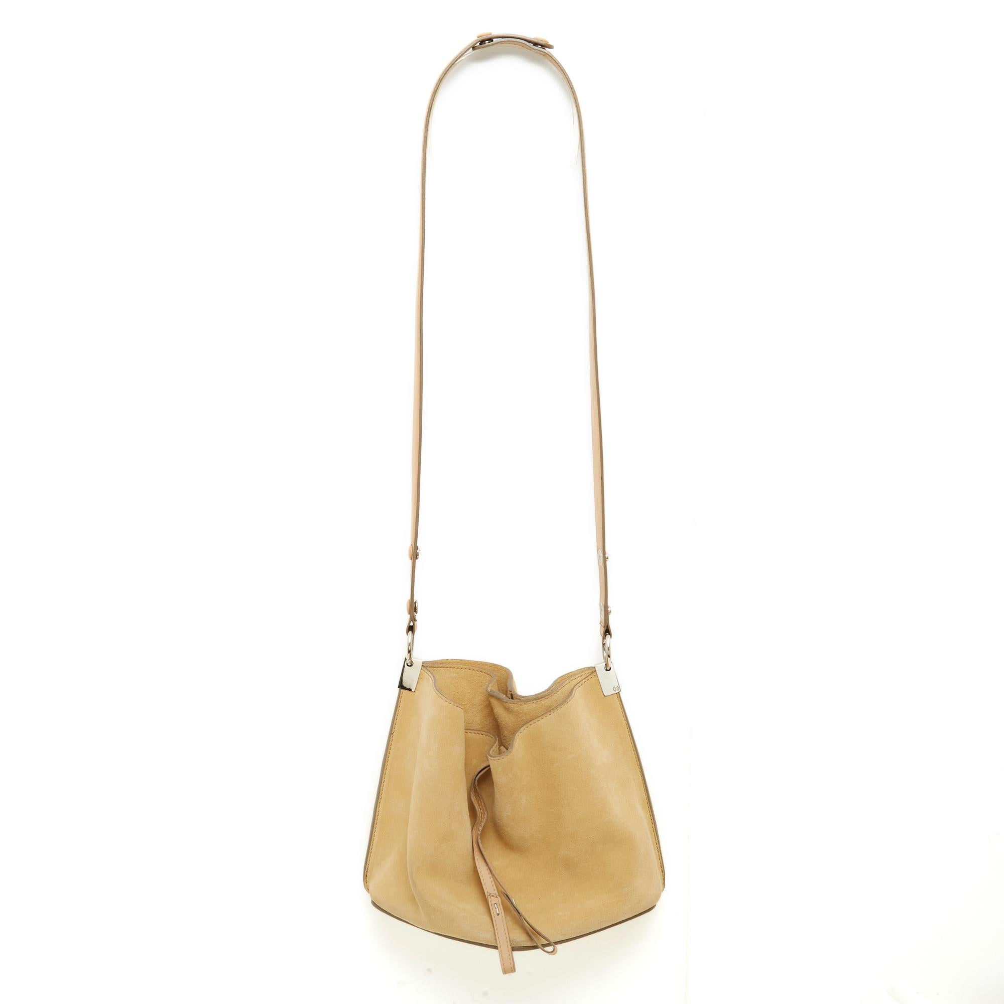 Sac Maison Martin Margiela, base rigide à motif pentagone, en daim beige légèrement jaune pâle, intérieur en daim à 2 compartiments, l'un plaqué et fermé par un bouton pression, l'autre, plus grand, fermé par un lien noué sur le devant du sac,