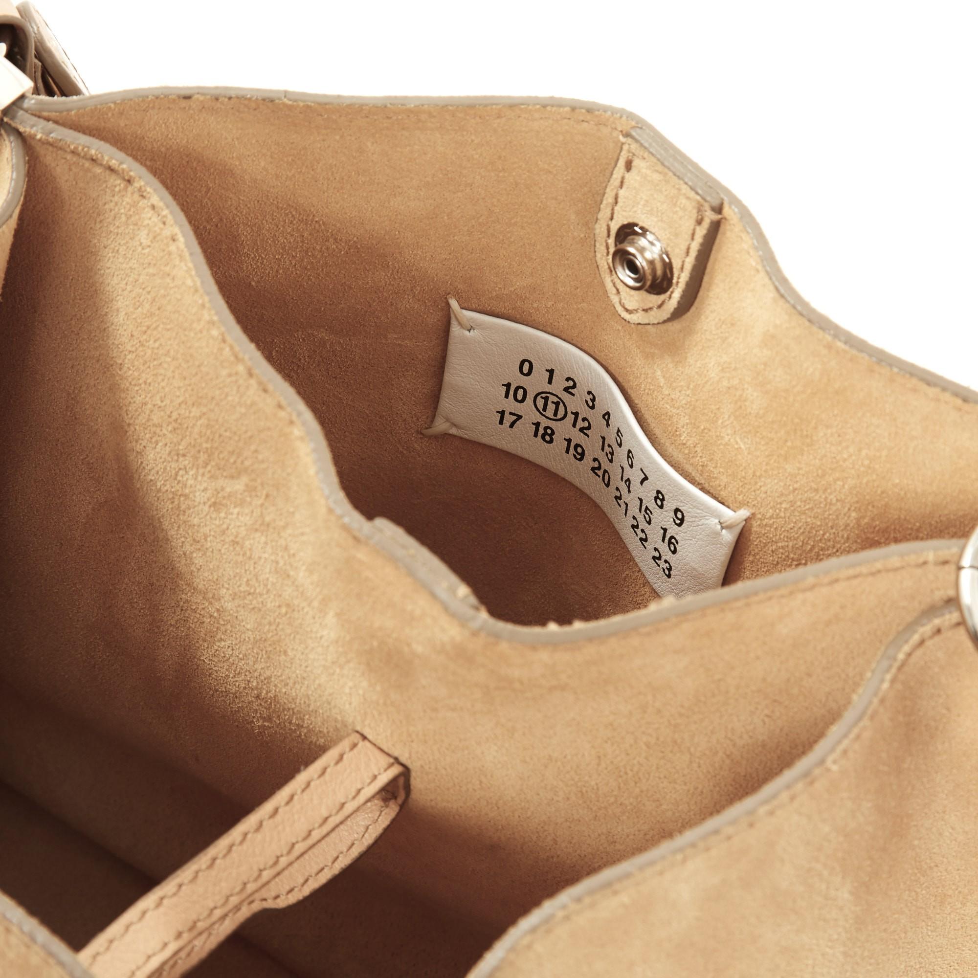 Maison Martin Margiela Sac Daim Pentagon Base Beige Suede Bucket Bag by Margiela en vente 3