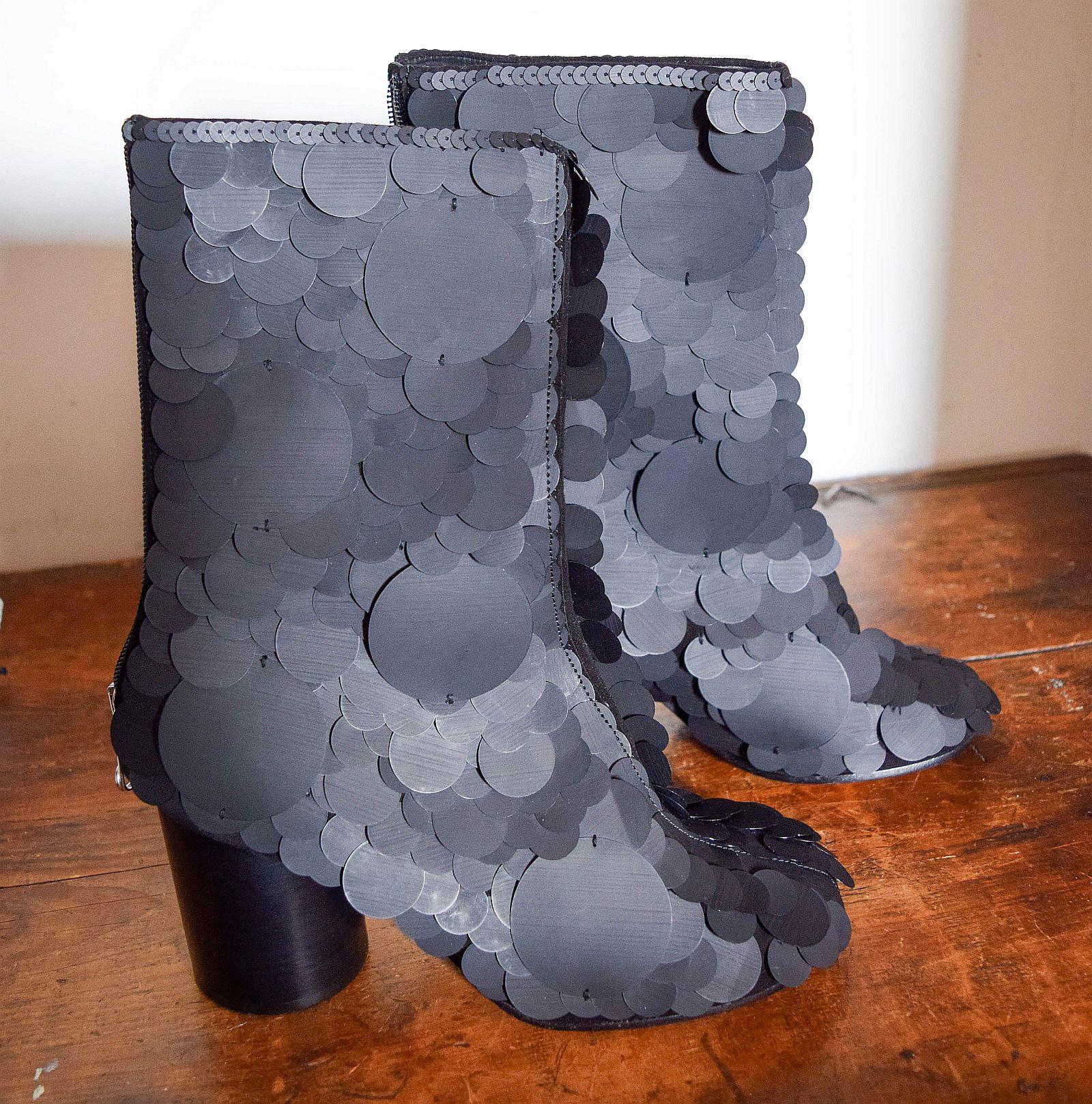 Maison Martin Margiela Argento e Taupe stivaletti a calzino nuovi di zecca con scatola originale
Sacco di protezione in tela originale
Tacchi in lucite Paiette neri.
Suola in vera pelle'
Prodotto in Italia
Zips alle loro spalle.
Spedizione