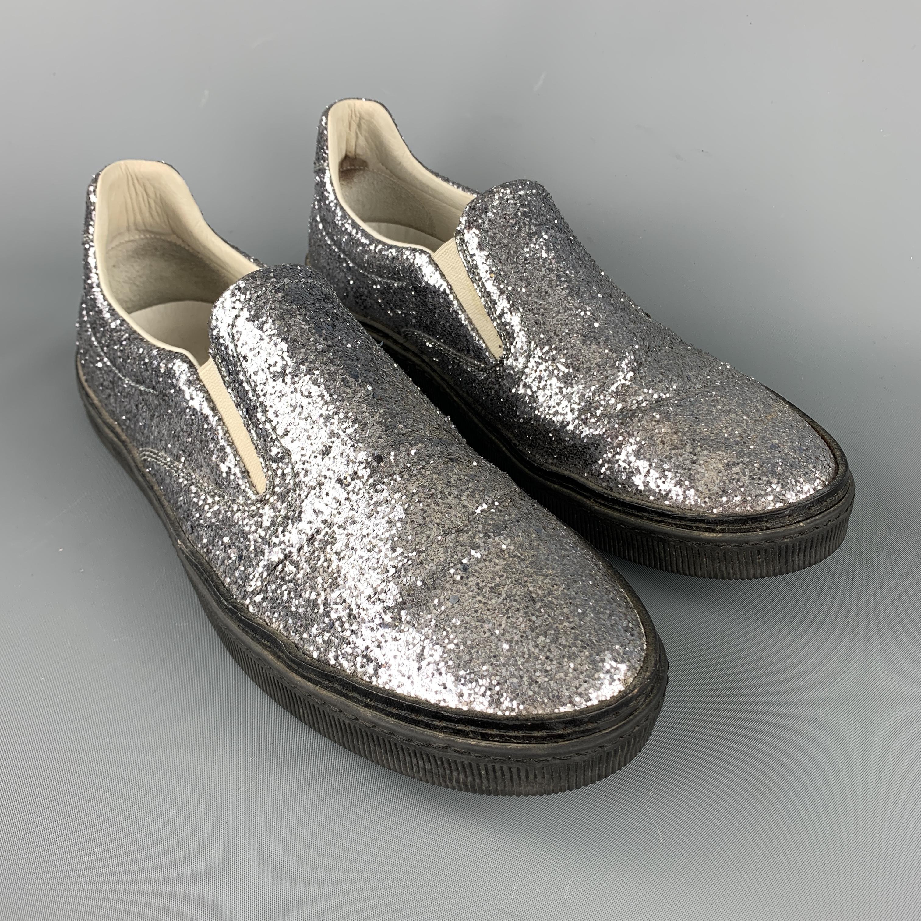 MAISON MARTIN MARGIELA sneakers comes in silver glitter material, slip on, with a rubber sole. Made in Italy.

Very Good Pre-Owned Condition.
Marked: IT 43

Outsole: 12 x 4 in.