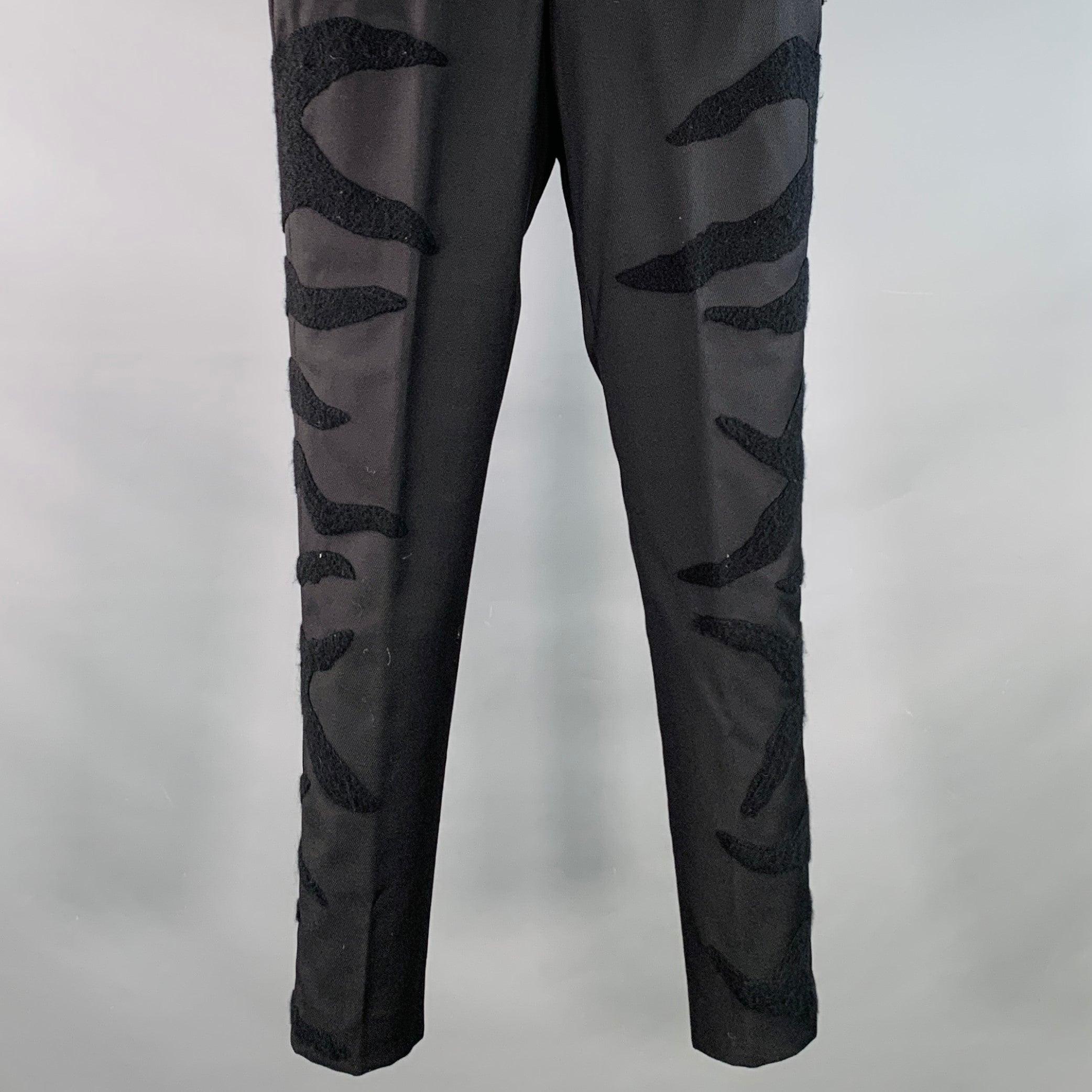 Pantaloni da sera Maison Martin Margiela
in twill di lana nero con fiamme infeltrite sul lato, gamba affusolata e chiusura con zip. Made in Italy. Eccellente condizione di usato. 

Contrassegnato:   38 

Misure: 
  Vita: 28 pollici Cavallo: 8,25