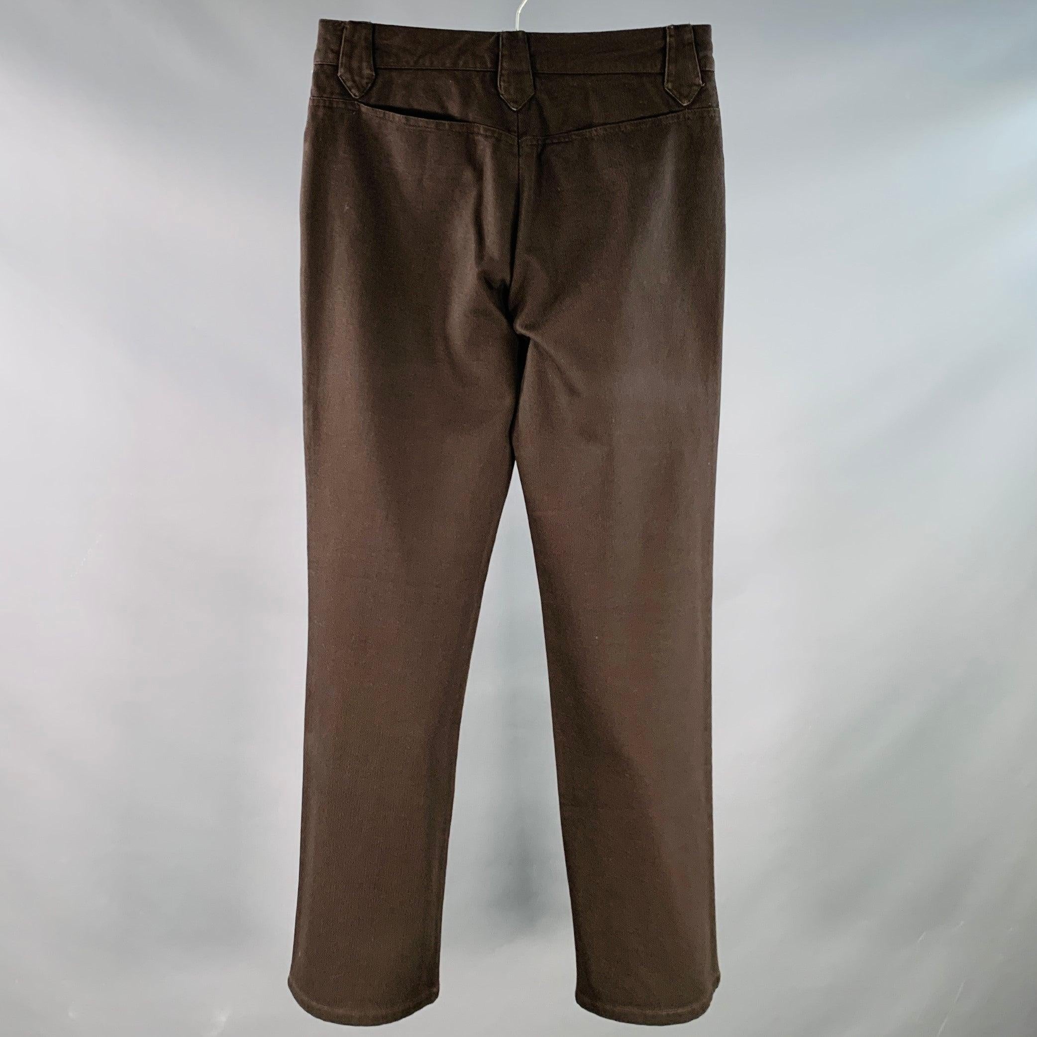 Pantalon décontracté MAISON MARTIN MARGIELA en coton tissé marron avec cinq poches, jambe droite et braguette boutonnée.Excellent état d'occasion. 

Marqué :   IT 44 

Mesures : 
  Taille : 28 pouces Taille : 8.5 pouces Entrejambe : 30 pouces 
  
 