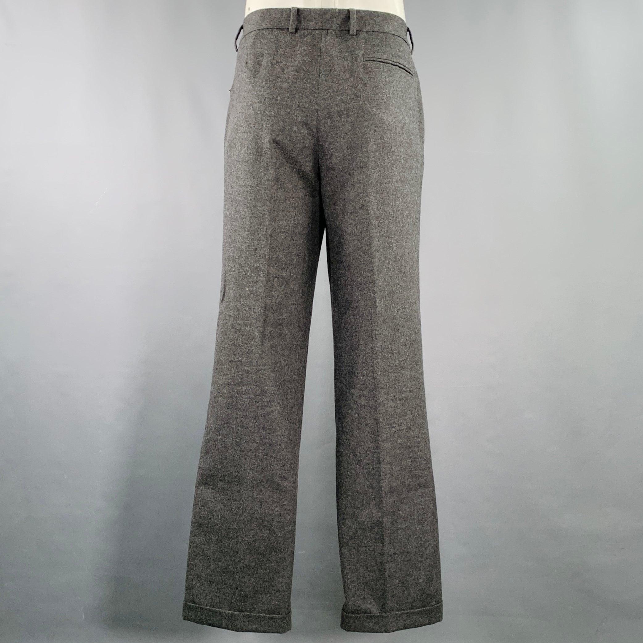 MAISON MARTIN MARGIELA Kleid Hose
aus erdgrauem Wollkaschmir mit flacher Vorderseite, weitem Bein und Schlitzverschluss mit Knopf. Made in Italy. sehr guter gebrauchter Zustand. Mäßige Flecken am Oberschenkel, die nur bei genauem Hinsehen zu