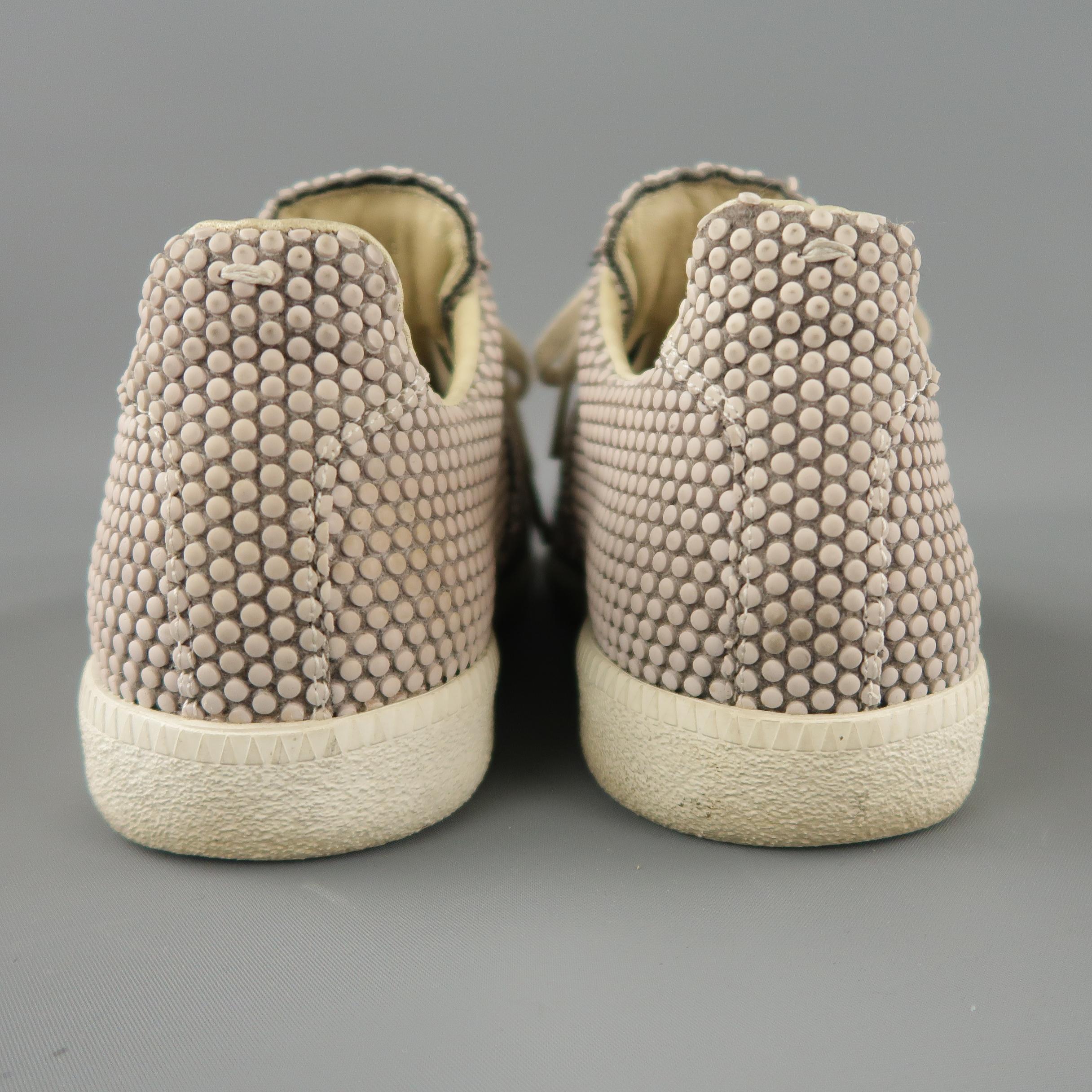 MAISON MARTIN MARGIELA REPLICA low top sneaker comes in a taupe dot canvas pattern featuring a rubber sole. Made in Italy.
 
Excellent Pre-Owned Condition.
Marked: 41
 
Measurements:
 
Width: 4 in.
Length: 11 in.