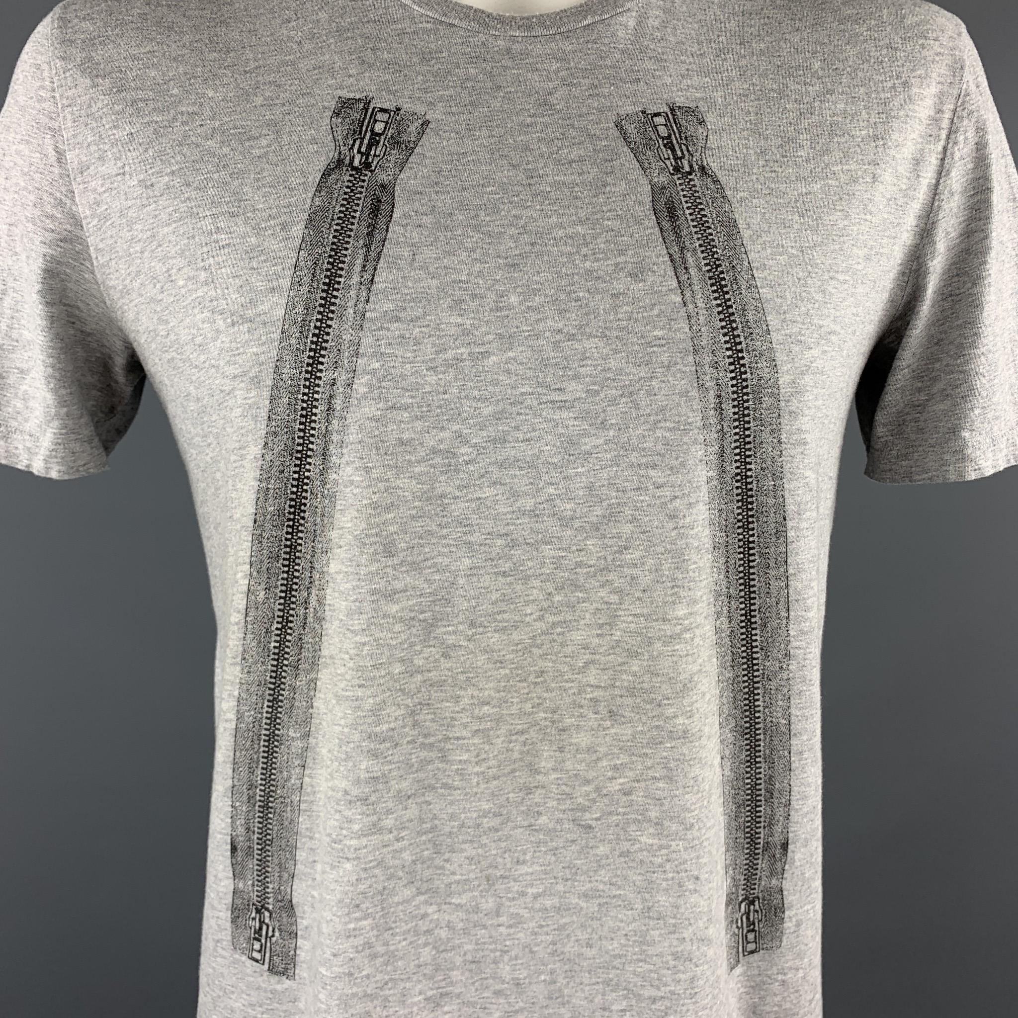 MAISON MARTIN MARGIELA slim fit T shirt comes in light heather gray cotton jersey with a black zipper print and signature stitch back. Slight discoloration. As is. Made in Italy.

Good Pre-Owned Condition.
Marked: IT 52

Measurements:

Shoulder: