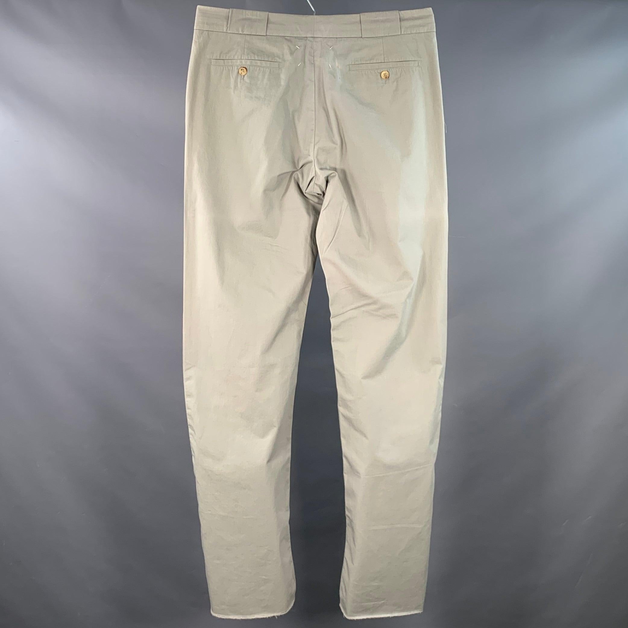 Pantaloni casual Maison Martin Margiela
in twill di cotone grigio, con un taglio frontale piatto, gamba dritta e chiusura con bottoni. Nota: questo capo è stato modificato professionalmente, ti preghiamo di controllare le misure. L'orlo è stato