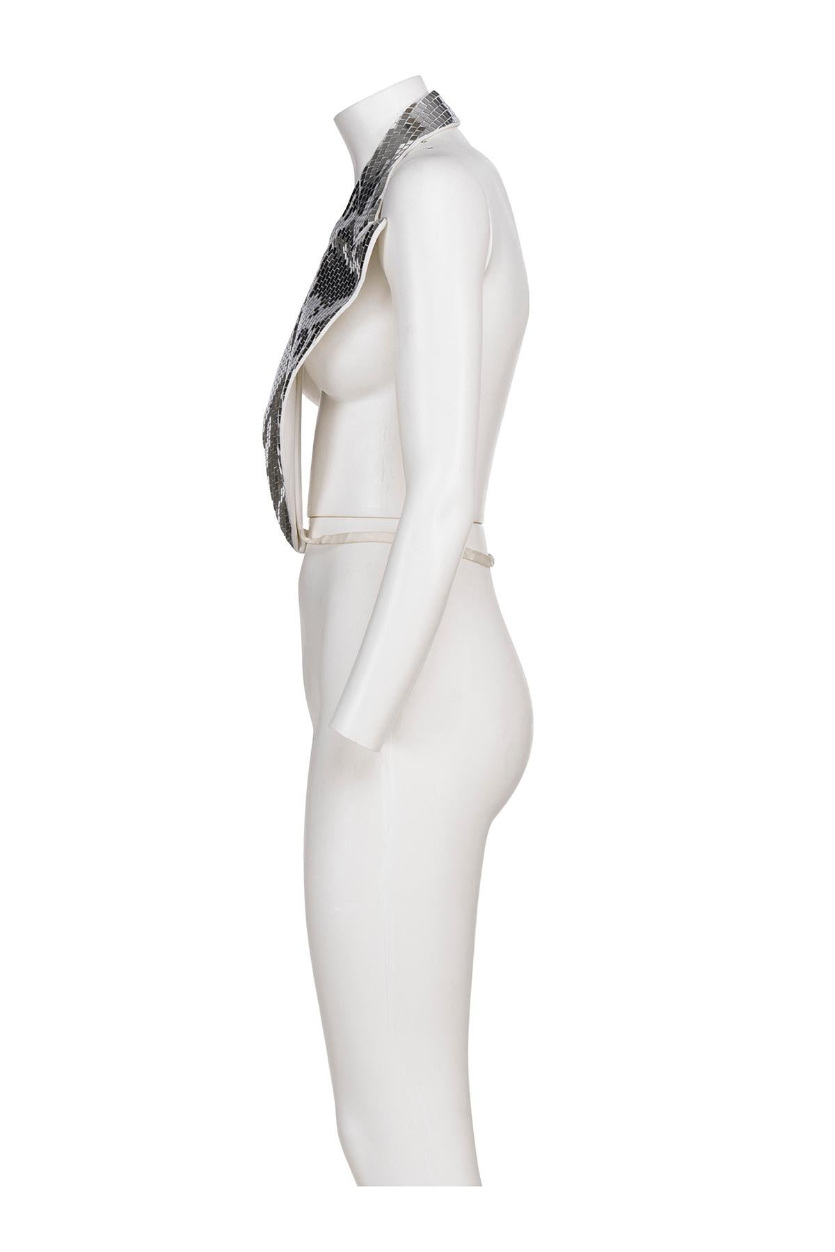 Iconico e raro prototipo di gilet con palla da discoteca della Maison Martin Margiela per la primavera estate 2009
Schiena aperta
84% viscosa 11% poliammide 5% spandex