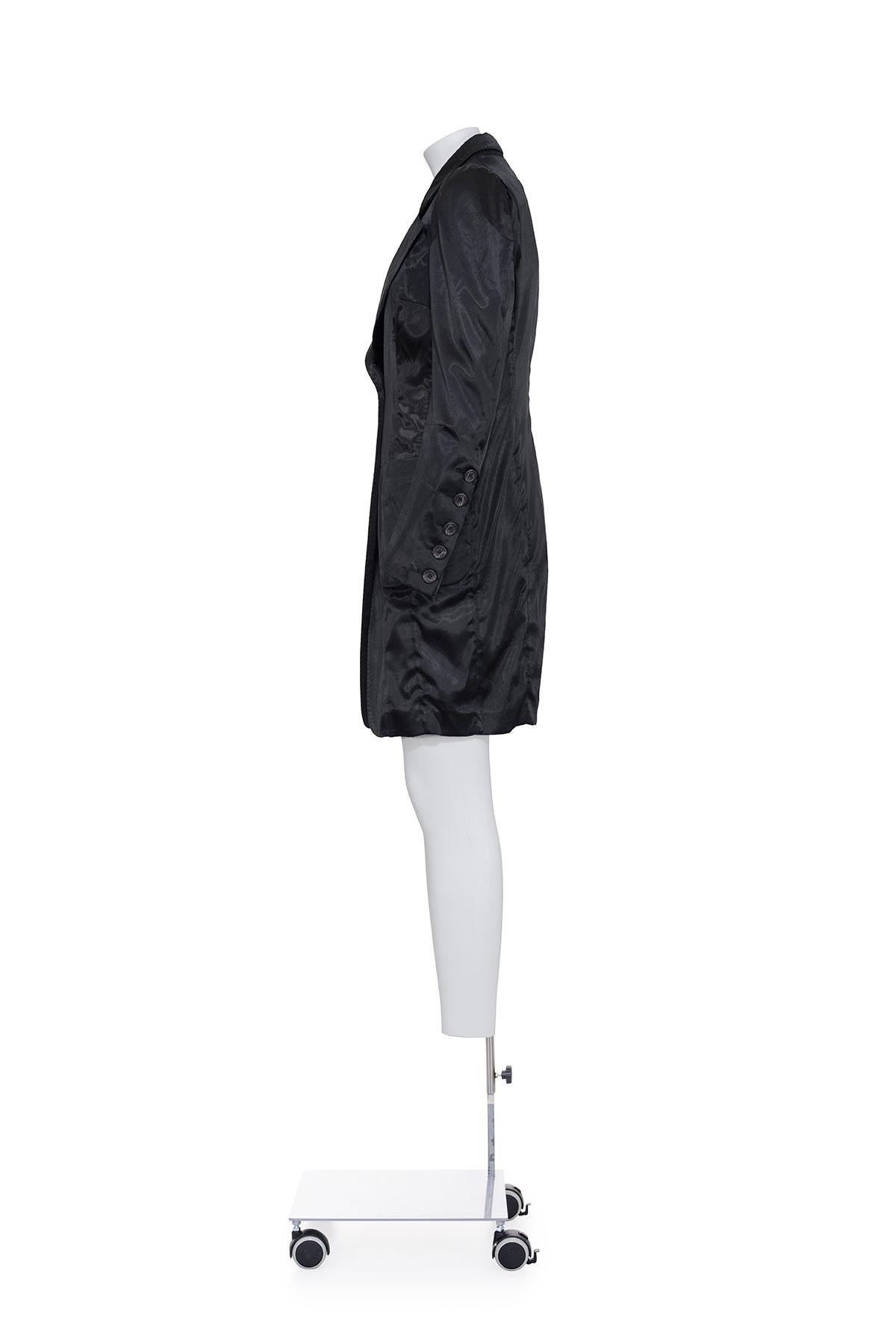 Seltene und ikonische lange Jacke mit anatomischen Zacken von Maison Martin Margiela, Frühjahr/Sommer 1991.
Schlitz an den hinteren Ärmeln.
Zwei Taschen auf der Vorderseite.
Das Etikett mit der Zusammensetzung fehlt, es scheint aus Polyester zu sein.