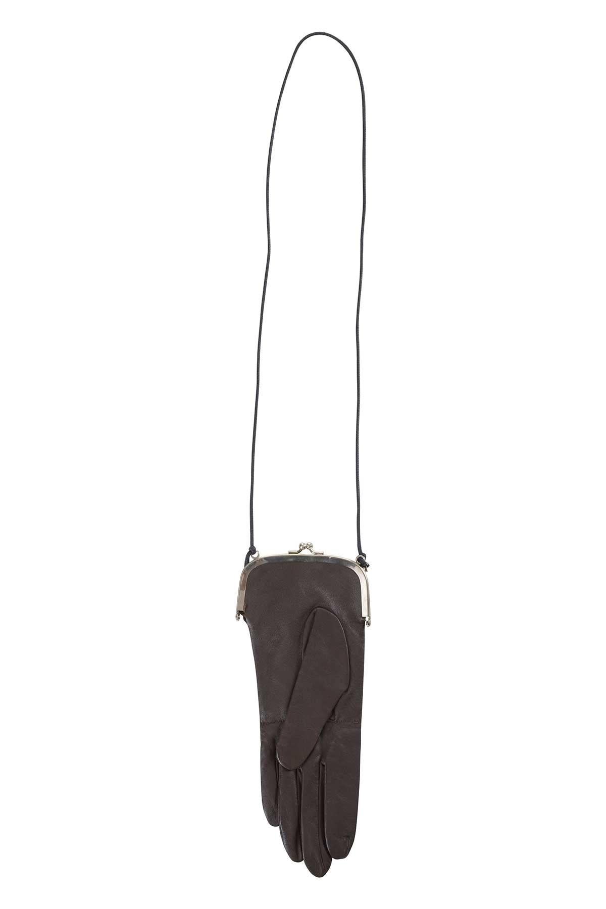 Spring Summer 1999 iconic and rare brown leather glove purse necklace by Maison Martin Margiela.
The composition is 100% leather. 