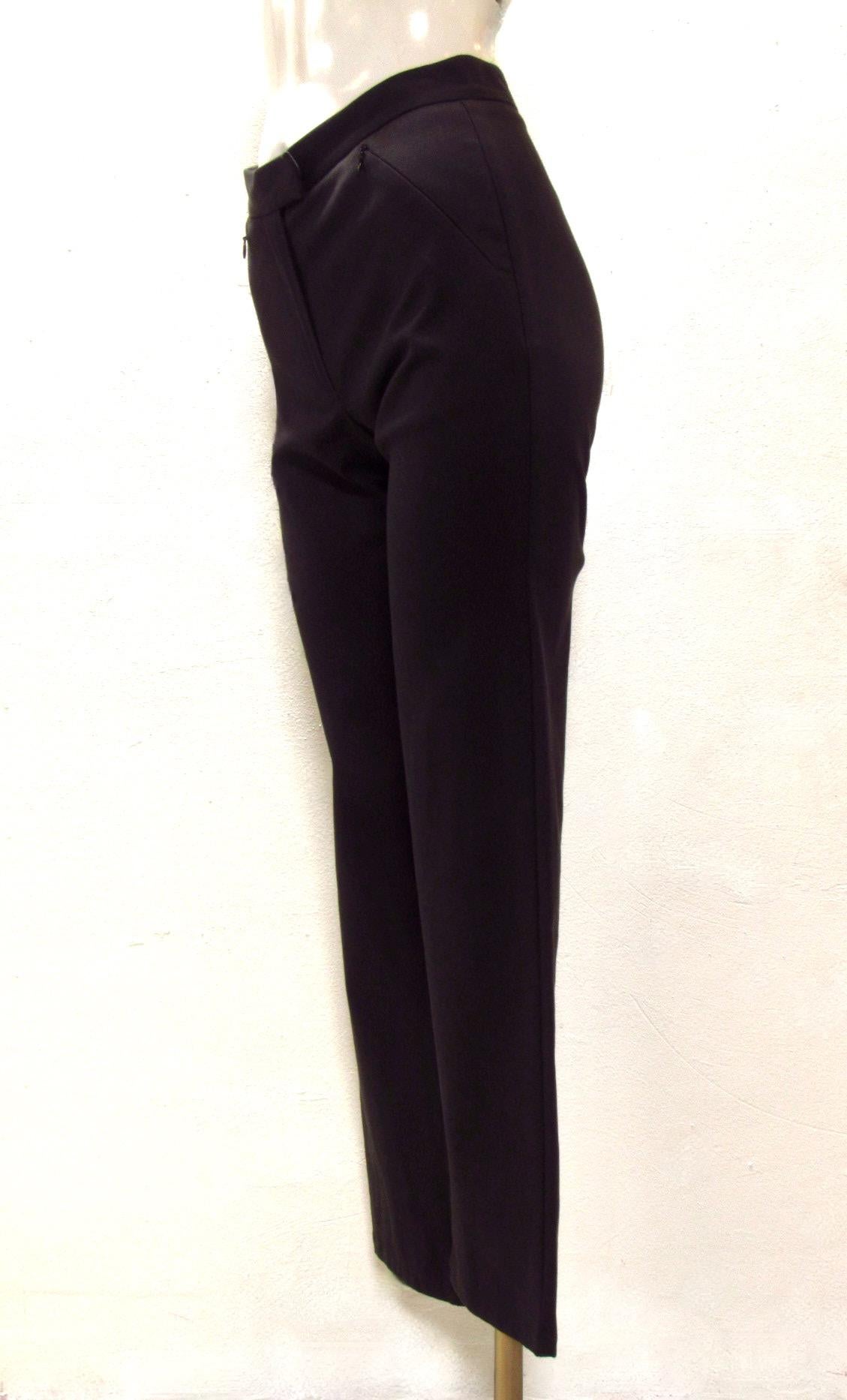 Eine klassische schwarze Hose mit geradem Bein von Vintage Maison Martin Margiela mit Reißverschluss und Hakenverschluss. Zwei Fronttaschen mit Reißverschluss.