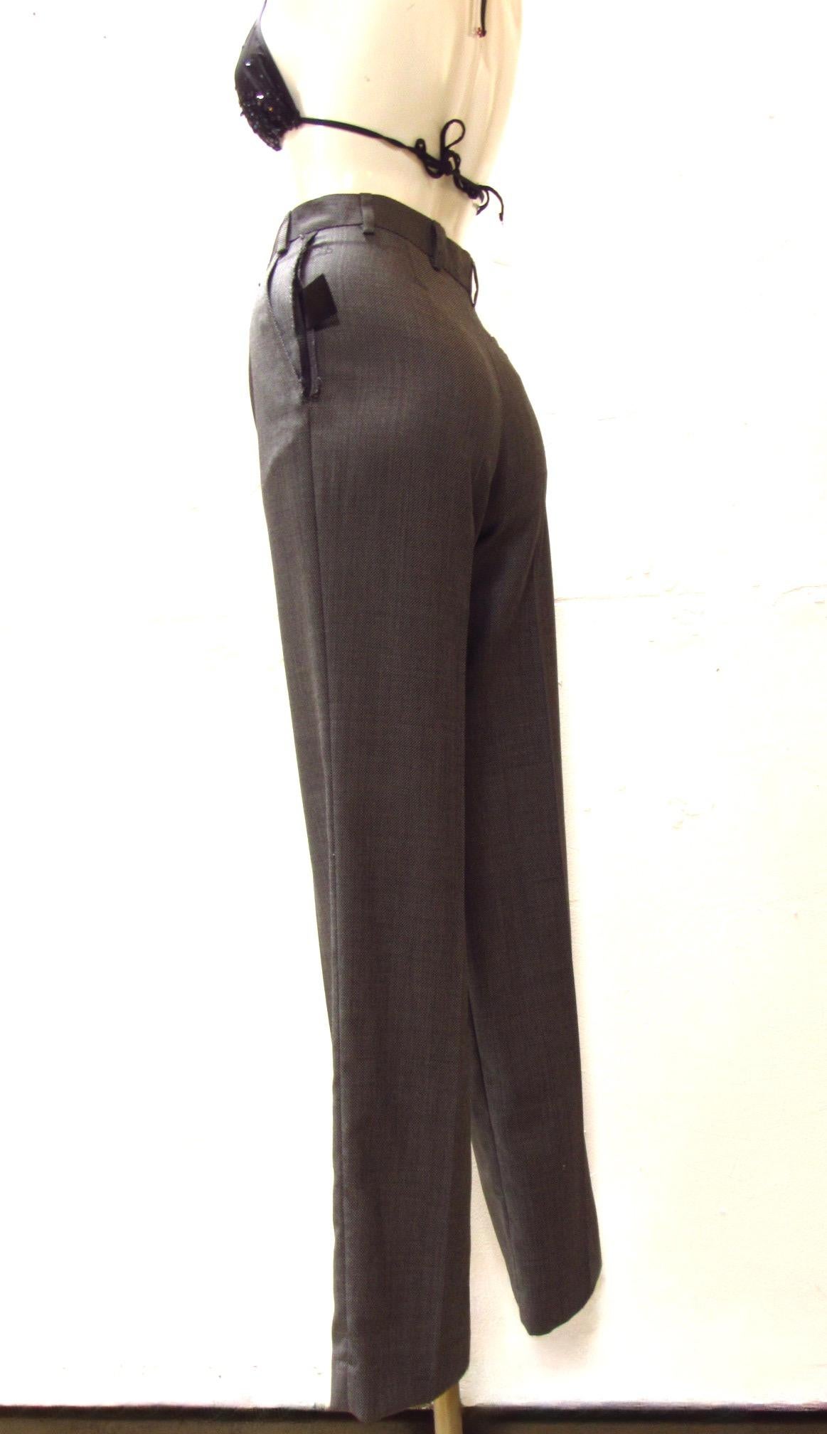 Aus dem Vintage-Label Maison Martin Margiela stammt diese Hose mit geradem Bein in schlichtem Grau. Die rohen, freiliegenden Nähte an der Hüfte machen diese klassische Hose zu einem trendigen Accessoire. Die Hose hat zwei Taschen auf der Vorderseite