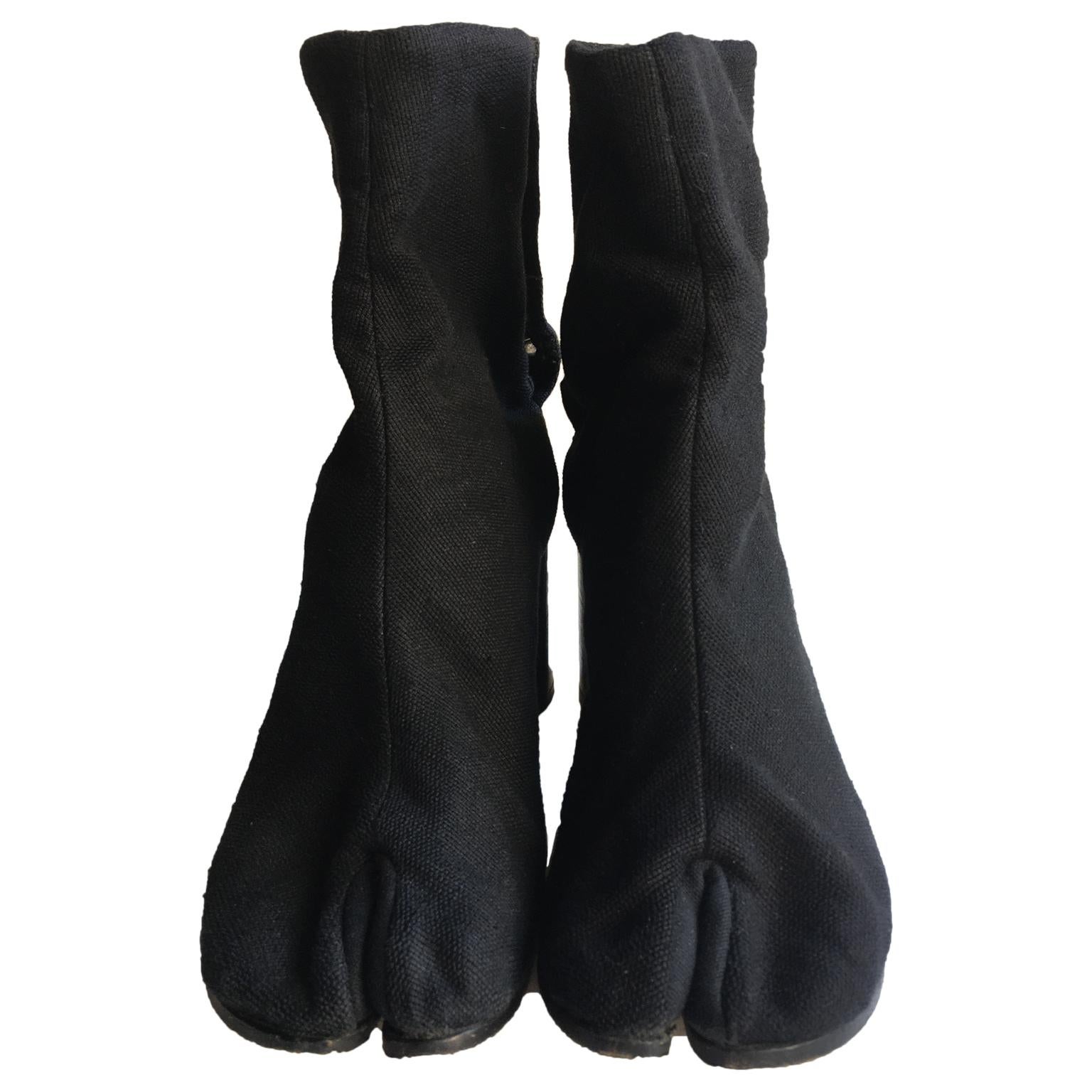 Rare Archival Maison Martin Margiela black raw canvas Tabi boots from circa 1999.
Worn but in good condition.
Size : 38