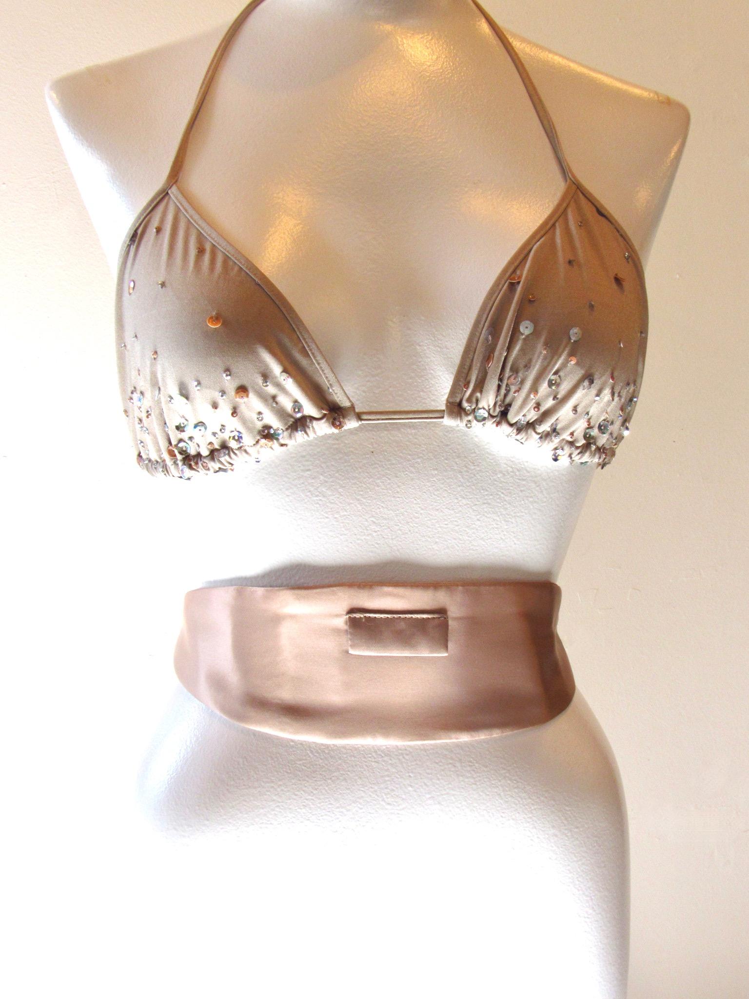 Faja de satén blanca Maison Martin Margiela Vintage NWT con parte posterior elástica y cierre de corchete. Alrededor del año 2000. Nuevo en caja.