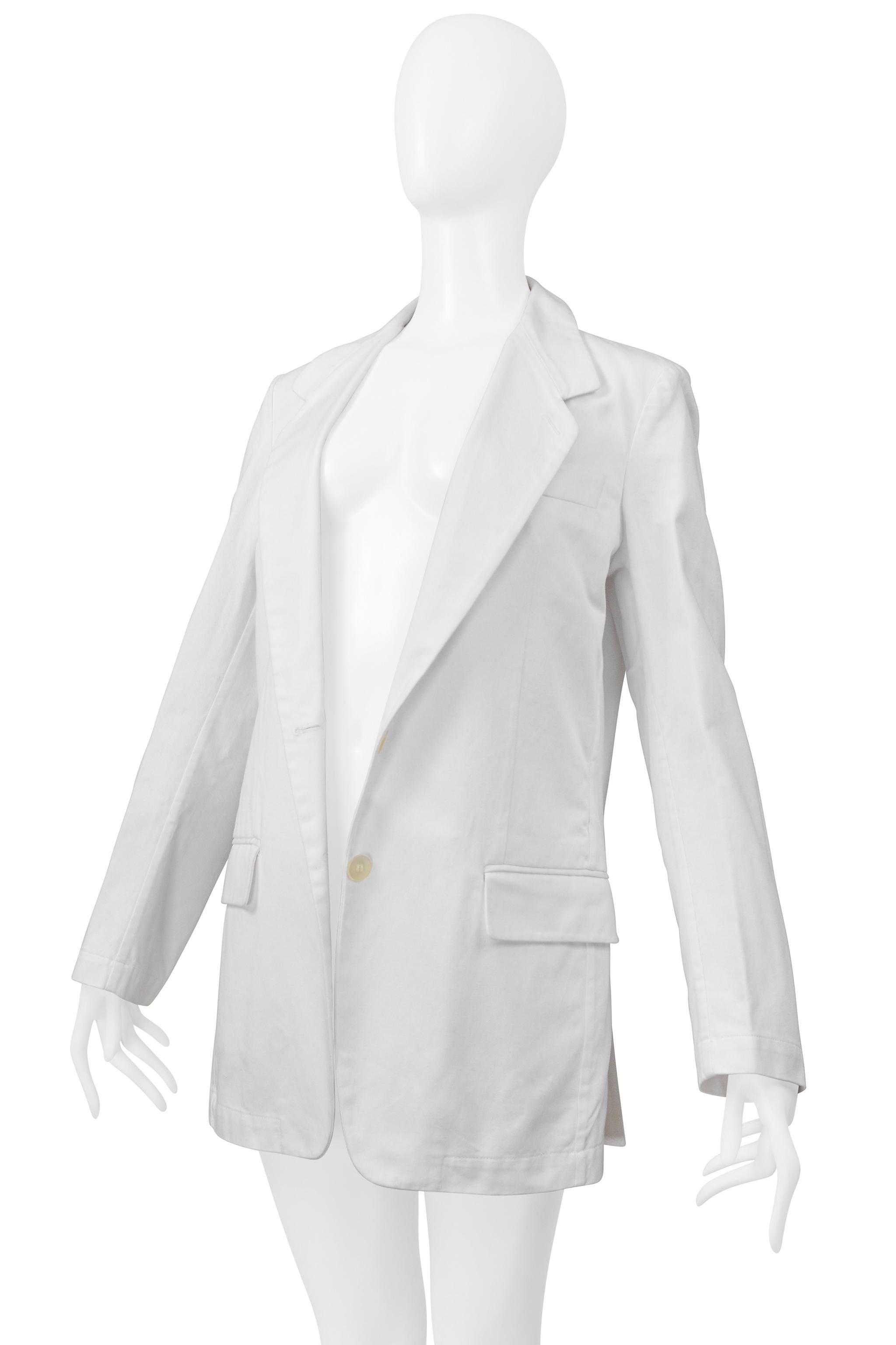 Resurrection Vintage freut sich, eine seltene weiße Jacke und einen Kleiderbügel von Maison Martin Margiela aus der Stereotype-Kollektion anbieten zu können, die die formellen Eigenschaften der Alltagskleidung betonen. Die Jacke hat ein gekerbtes