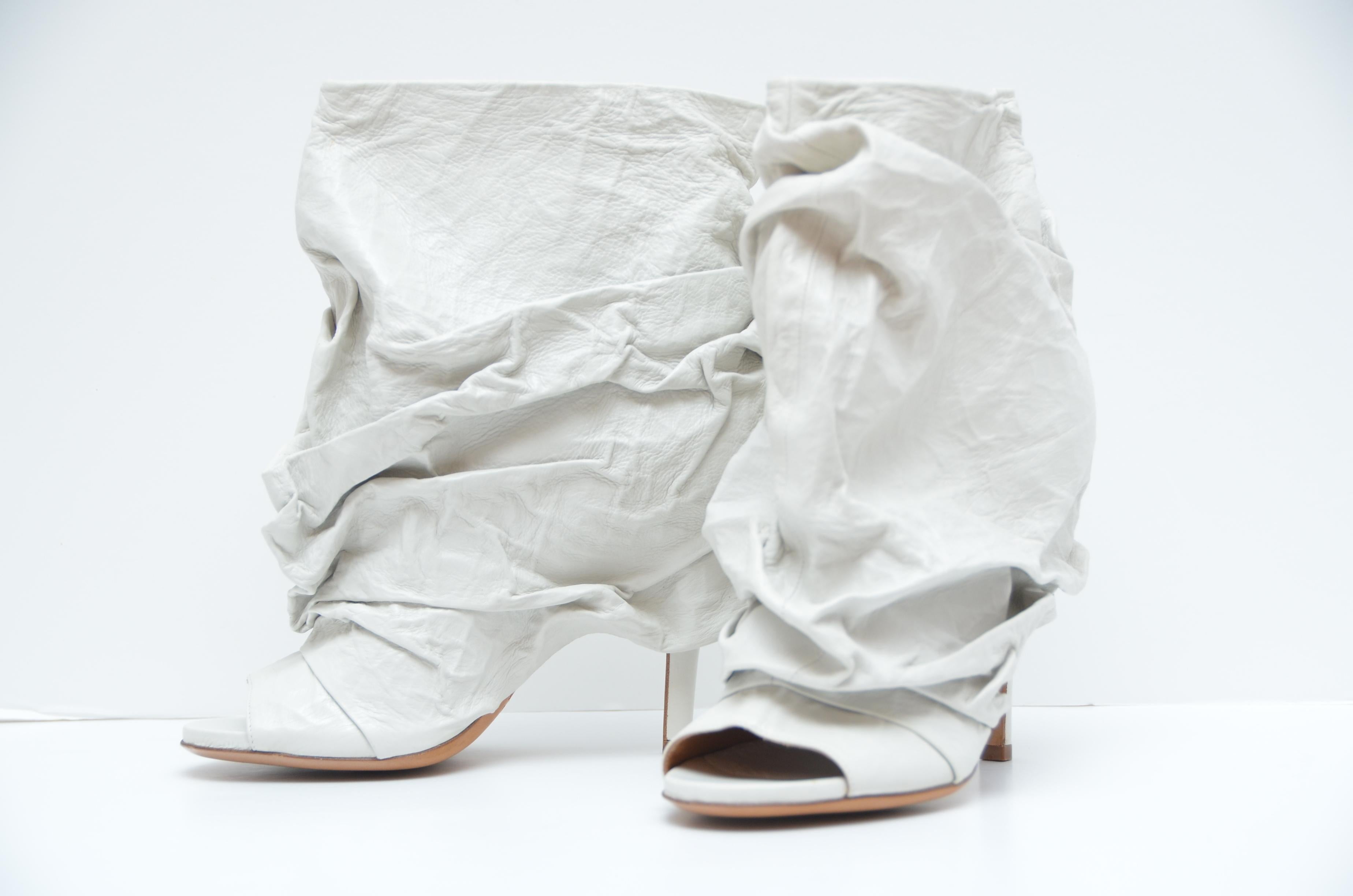 Maison Martin Margiela wrinkled Leather Peep-Toe Booties
New with box and dust bag.
Please know your sizing in this designer before purchase.
Run small.
Size 39.
Made in Italy 
 
FINAL SALE.