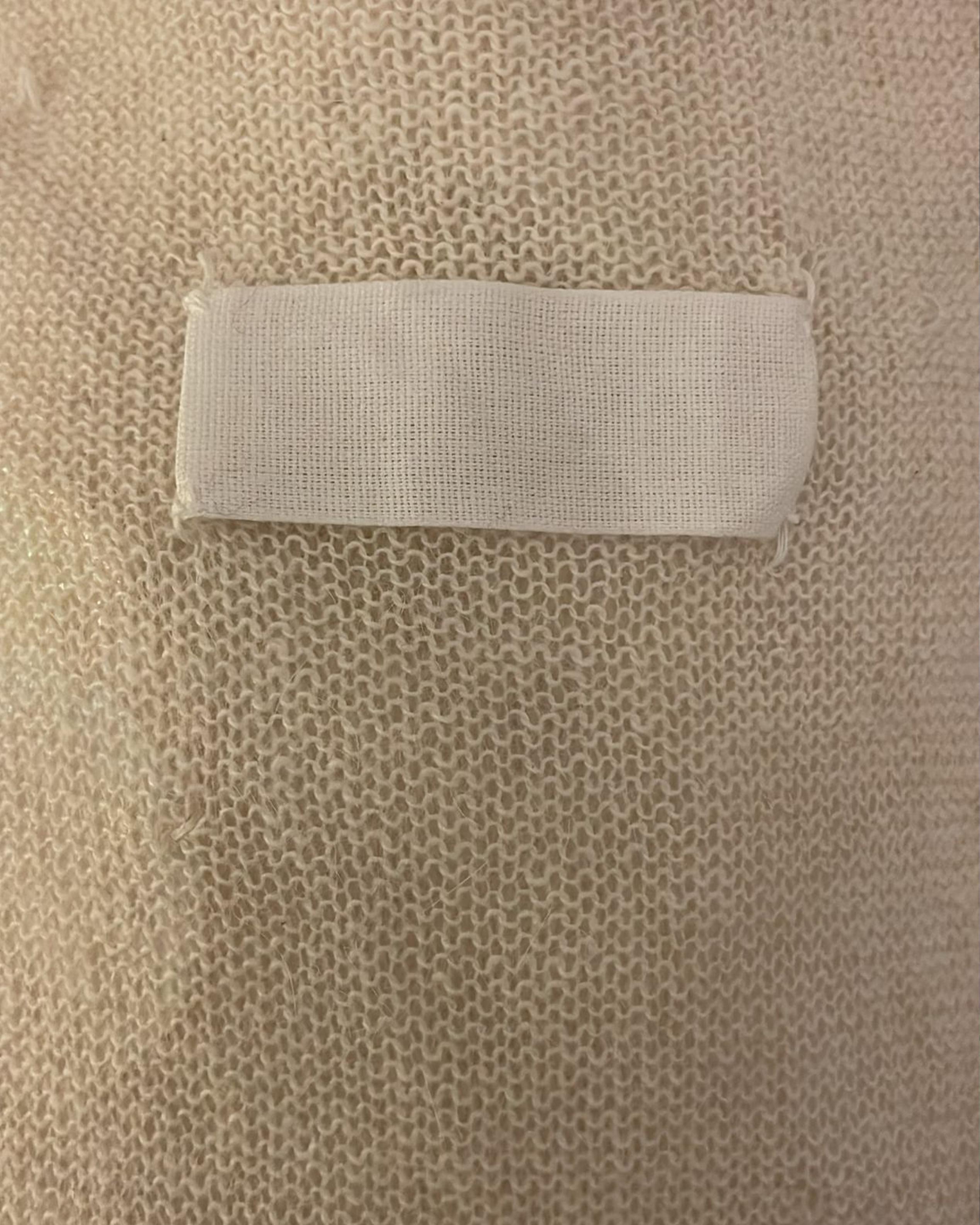 Maison Martin Margiela	F/W 2000 Gestrickte Reverse-High-Low-Tunika in Weiß mit Verzierungen im Angebot 6