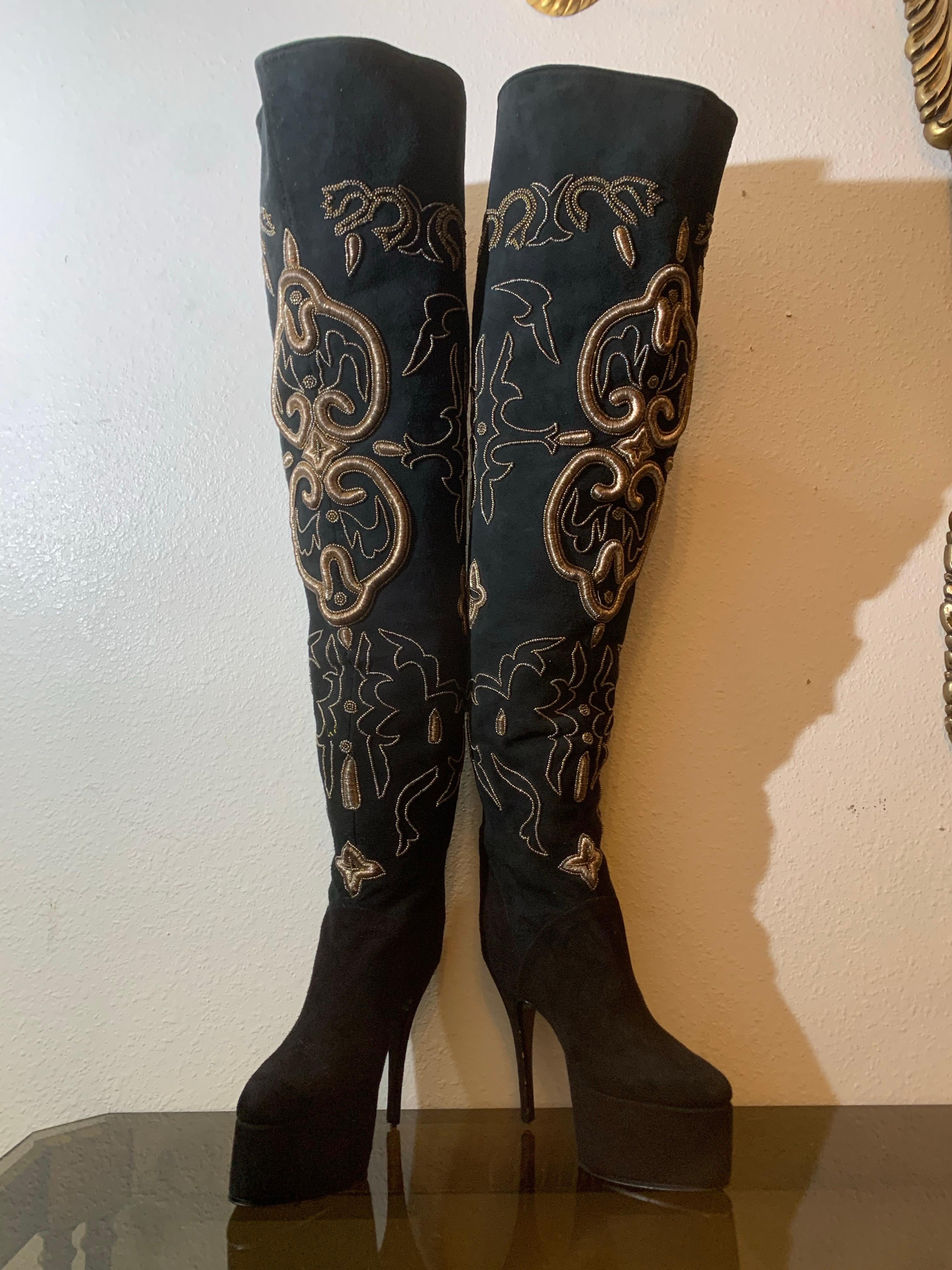 Maison Massaro - Paris Bespoke Oberschenkelhoher Stiefel aus schwarzem Wildleder mit besticktem hohen Absatz im Angebot 6