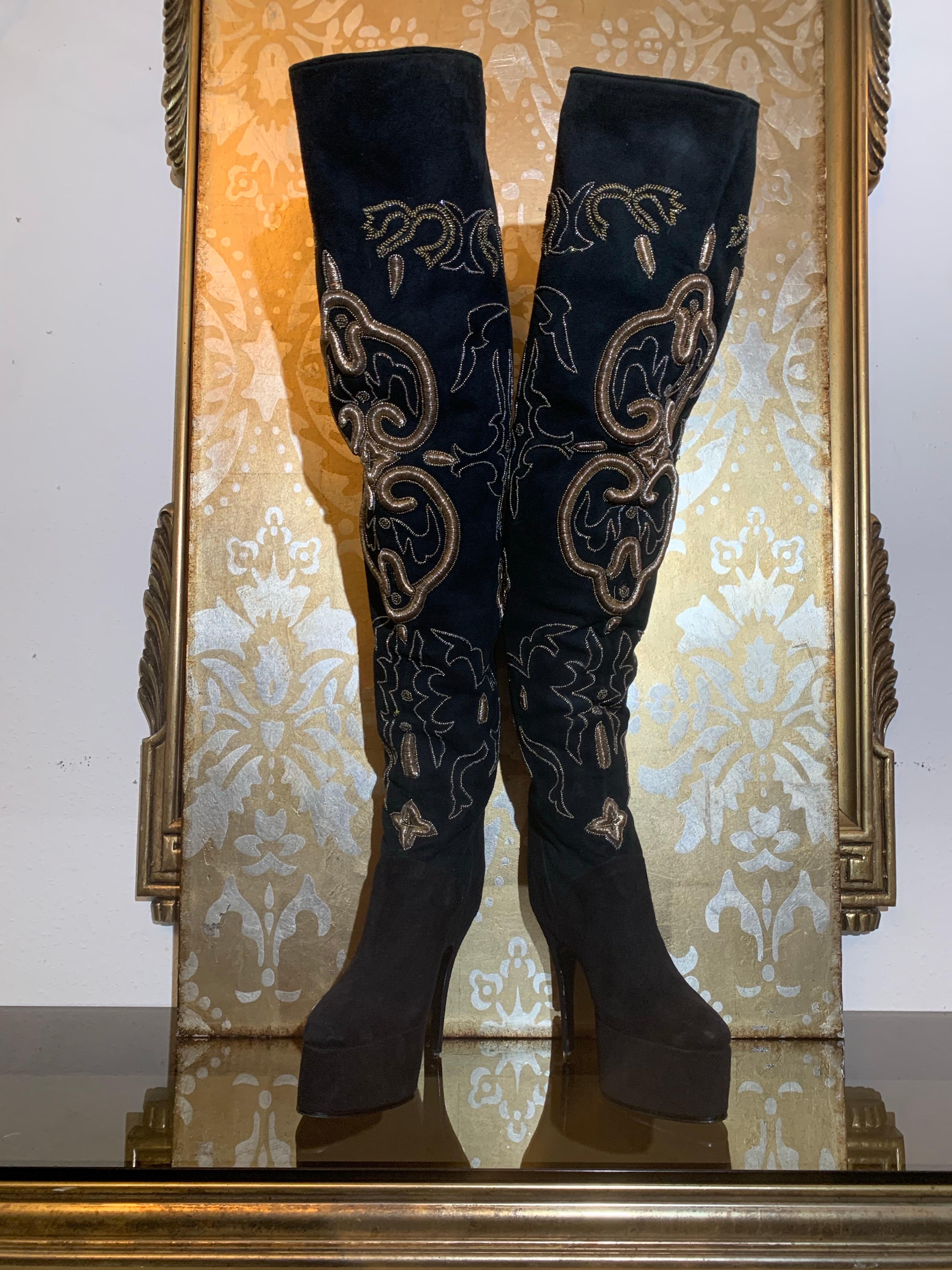 Maison Massaro - Paris Bespoke Oberschenkelhoher Stiefel aus schwarzem Wildleder mit besticktem hohen Absatz im Angebot 9