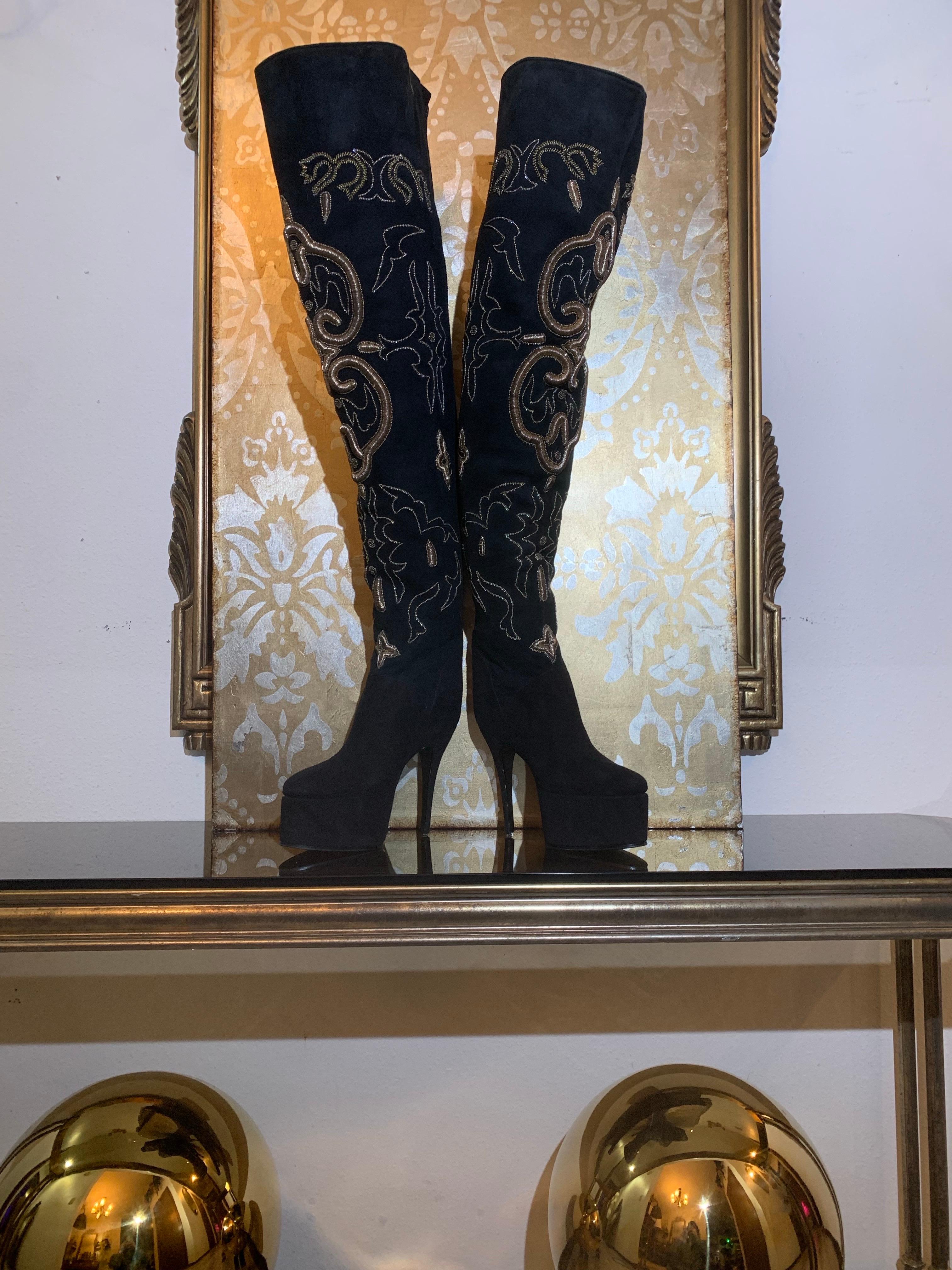 Maison Massaro - Paris Bespoke Oberschenkelhoher Stiefel aus schwarzem Wildleder mit besticktem hohen Absatz im Angebot 10