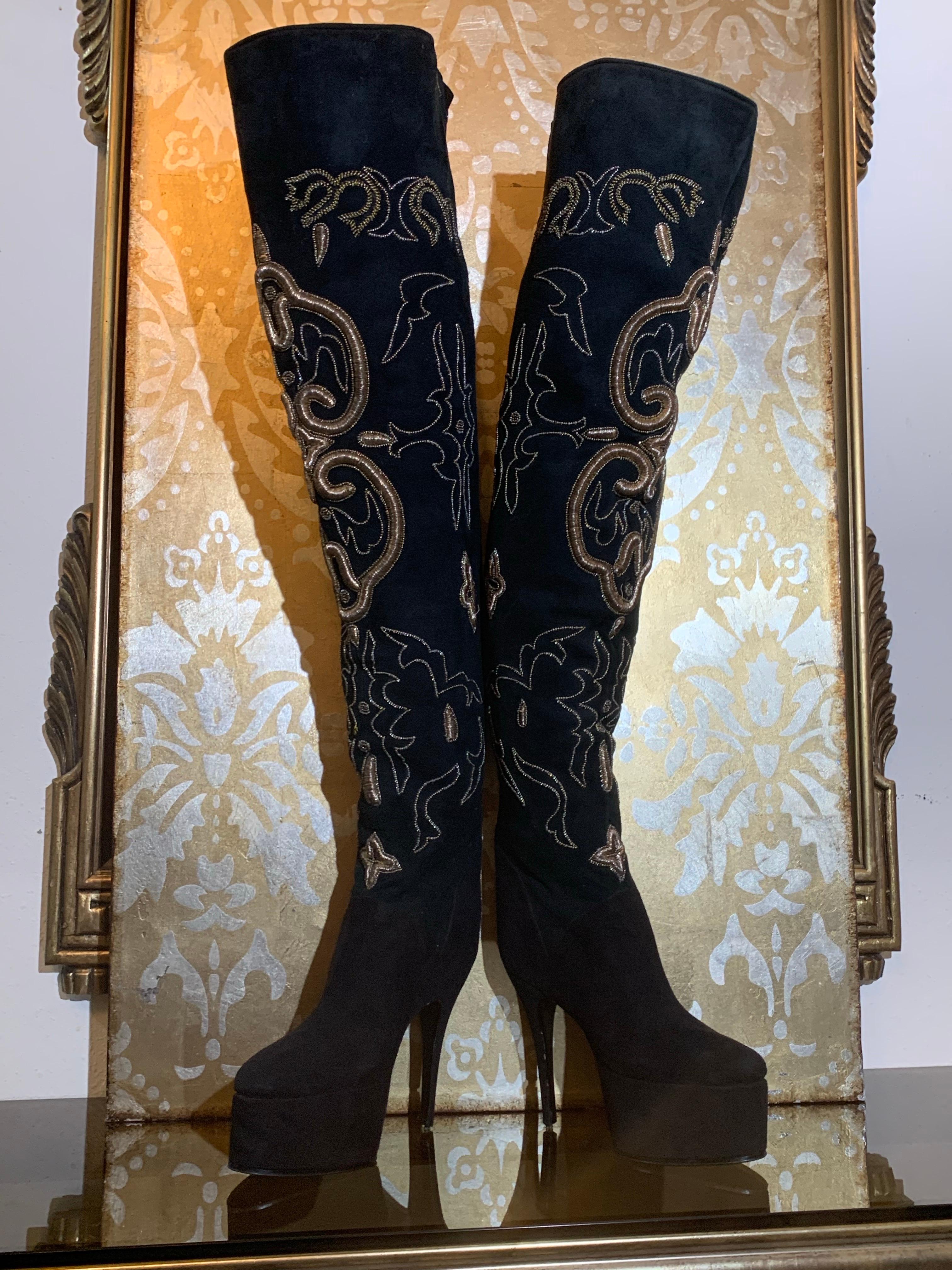 Maison Massaro - Paris Bespoke Oberschenkelhoher Stiefel aus schwarzem Wildleder mit besticktem hohen Absatz im Angebot 11