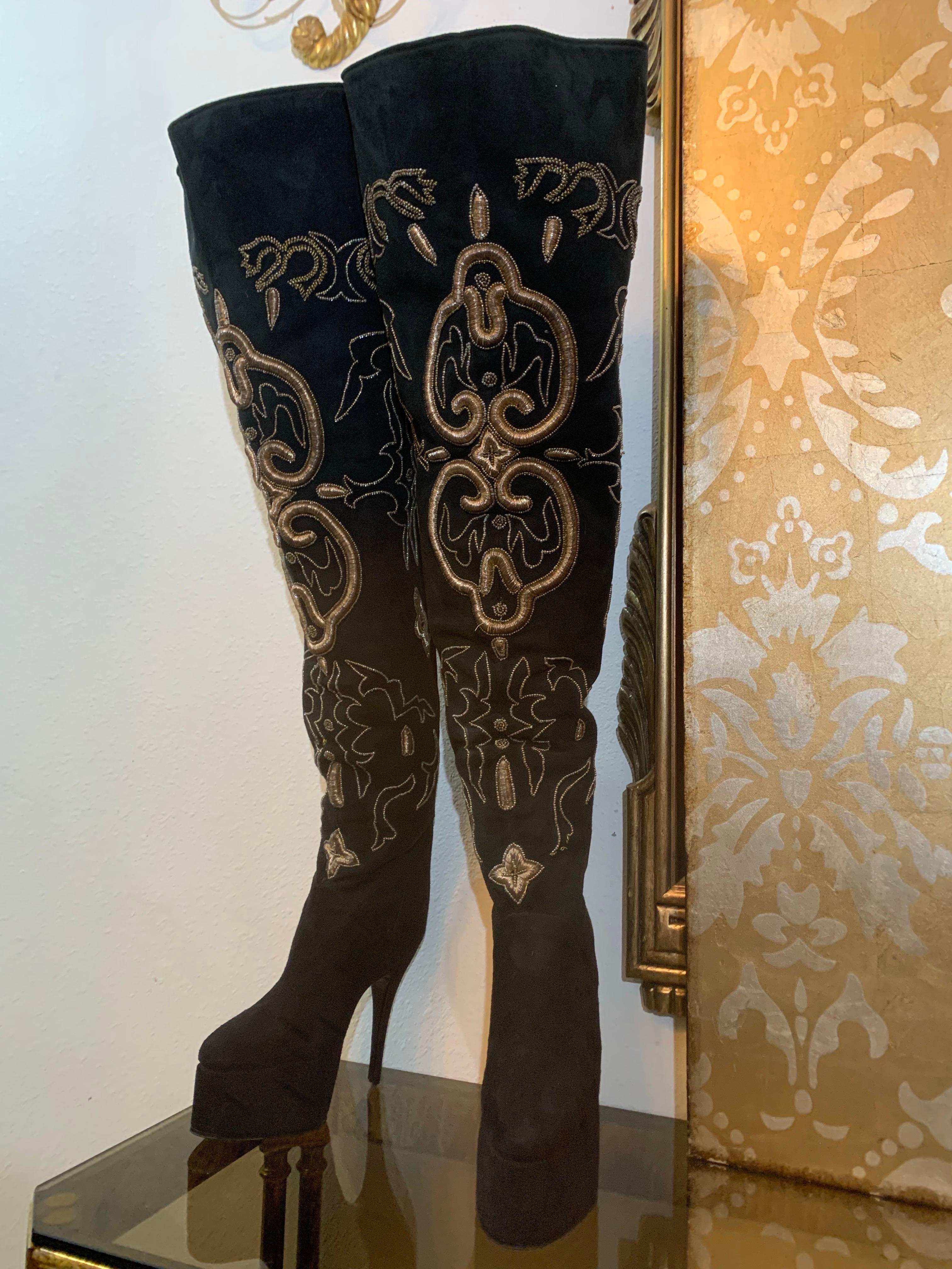 Maison Massaro - Paris Bespoke Thigh-High Black Suede Embroidered High-Heel Platform Boot:
Das 1894 gegründete Unternehmen Maison Massaro begrüßt eine internationale Kundschaft für seine originellen Kreationen. Im Jahr 1957 kreierte das Haus die