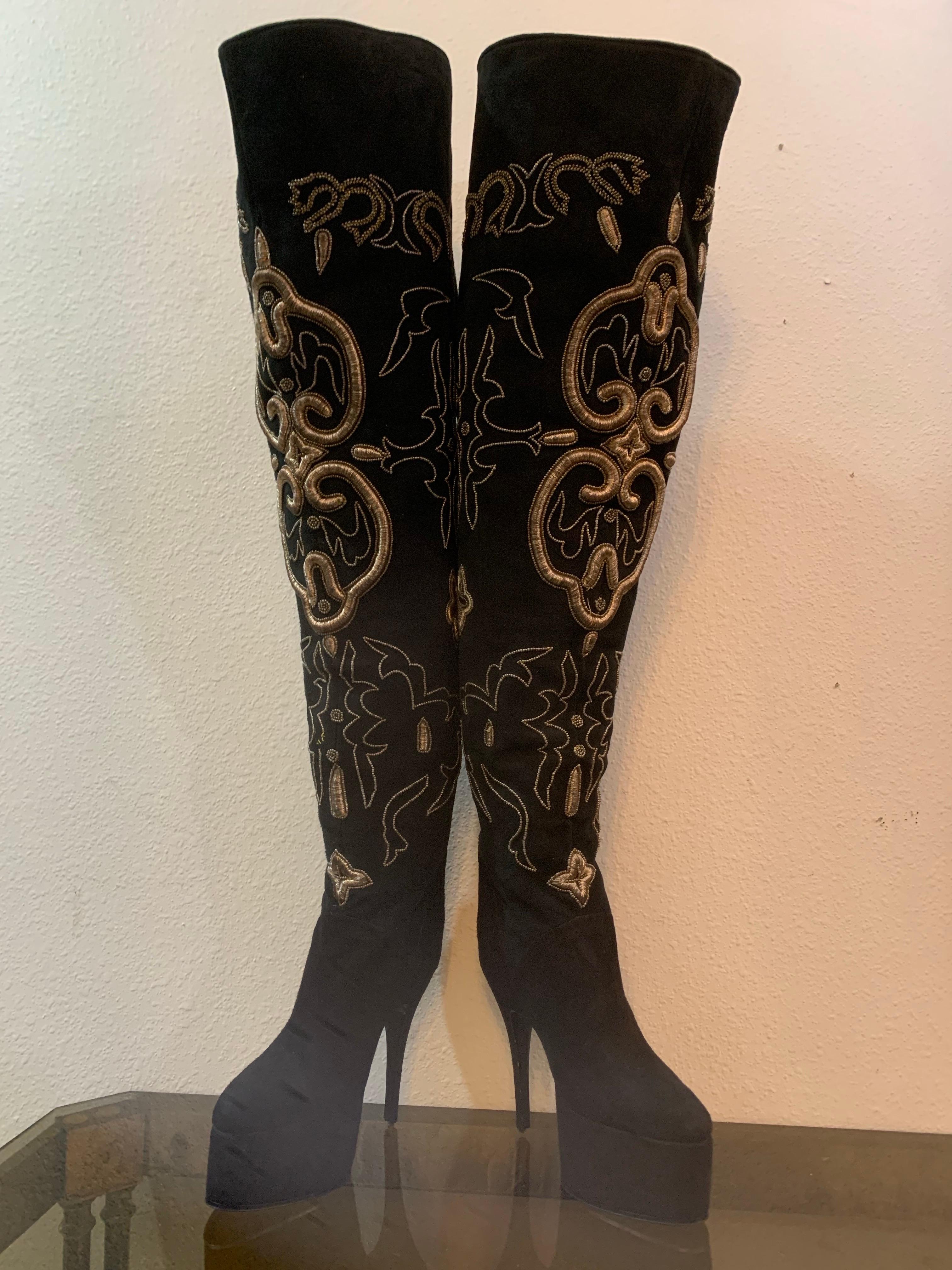 Maison Massaro - Paris Bespoke Oberschenkelhoher Stiefel aus schwarzem Wildleder mit besticktem hohen Absatz (Schwarz) im Angebot