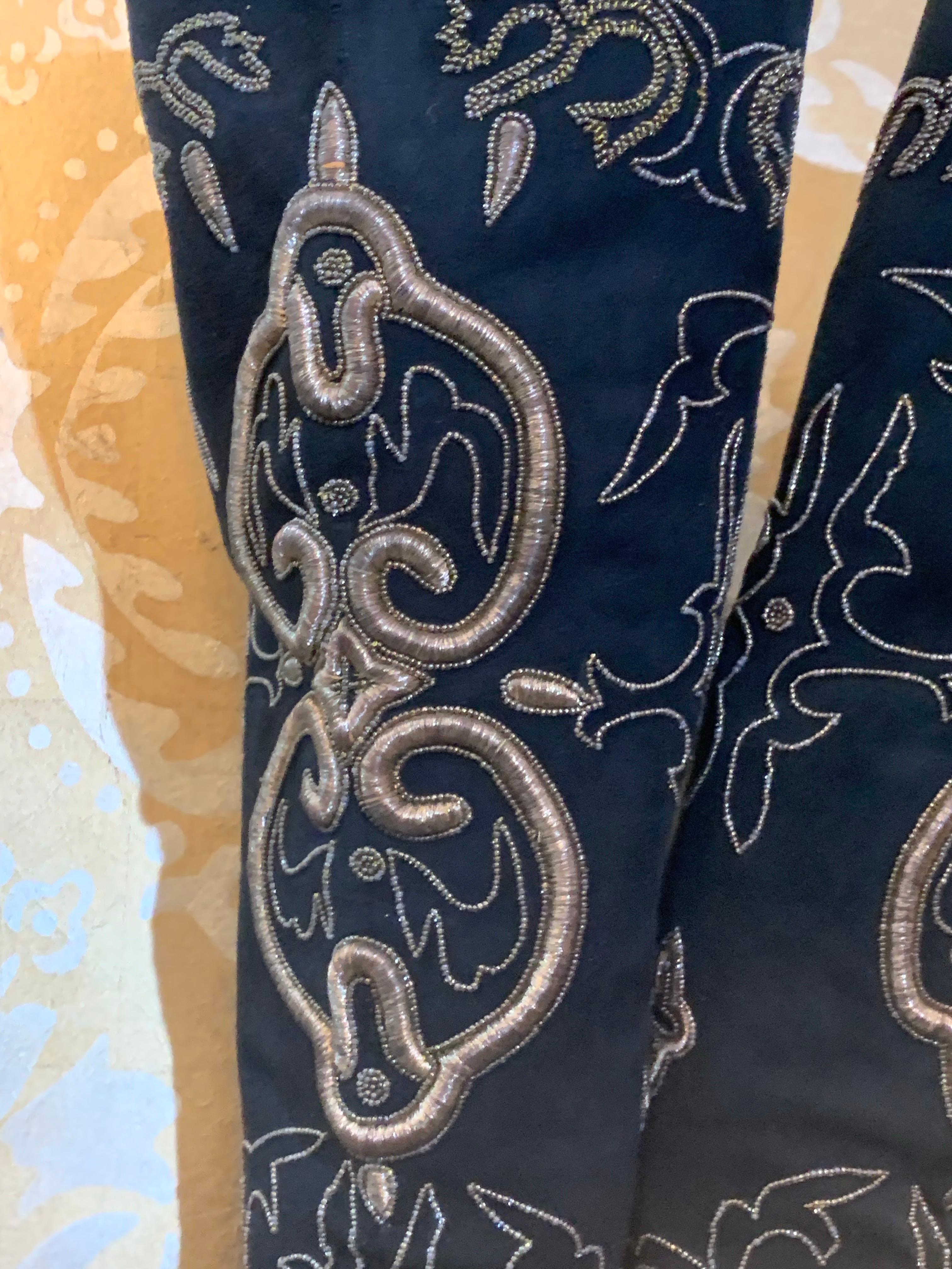 Maison Massaro - Paris Bespoke Oberschenkelhoher Stiefel aus schwarzem Wildleder mit besticktem hohen Absatz im Zustand „Hervorragend“ im Angebot in Gresham, OR
