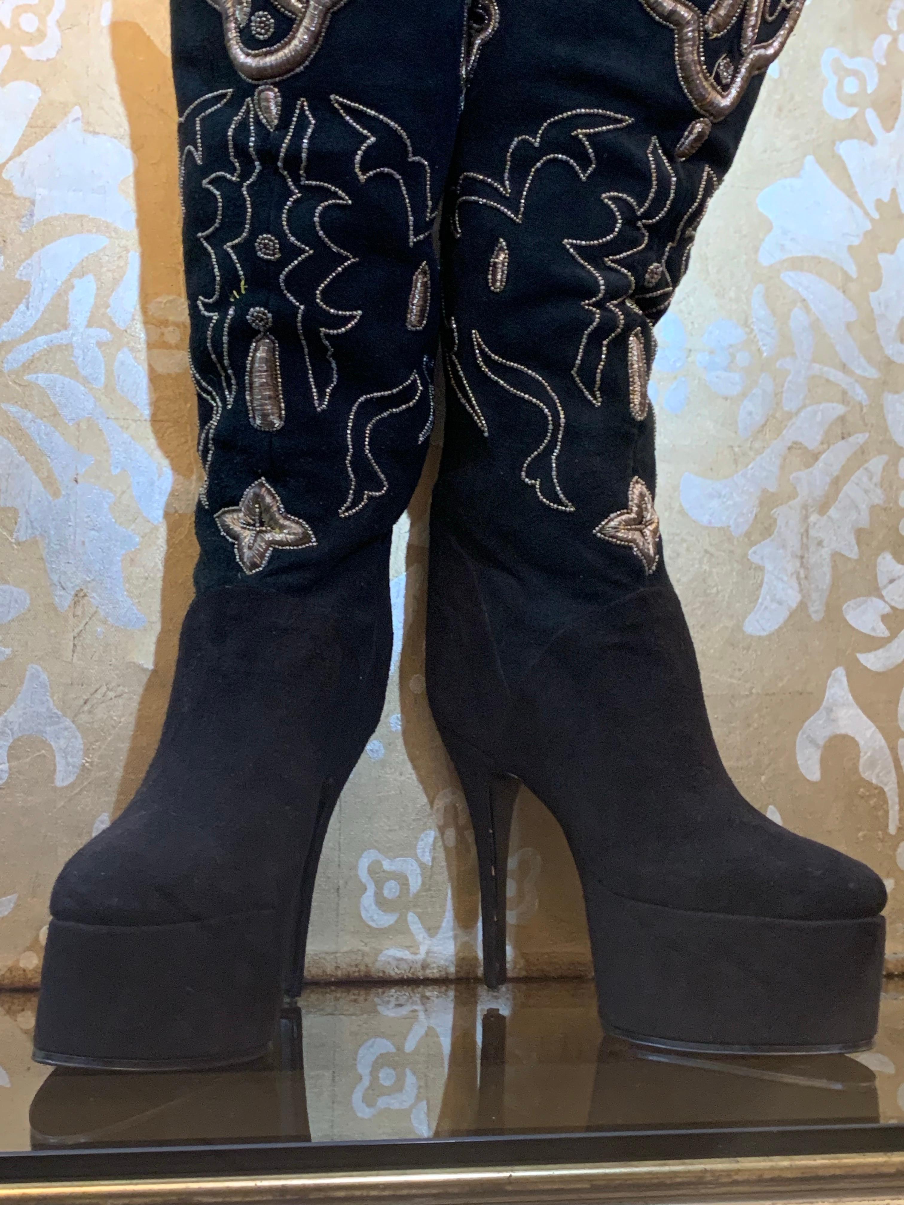 Maison Massaro - Paris Bespoke Oberschenkelhoher Stiefel aus schwarzem Wildleder mit besticktem hohen Absatz Damen im Angebot